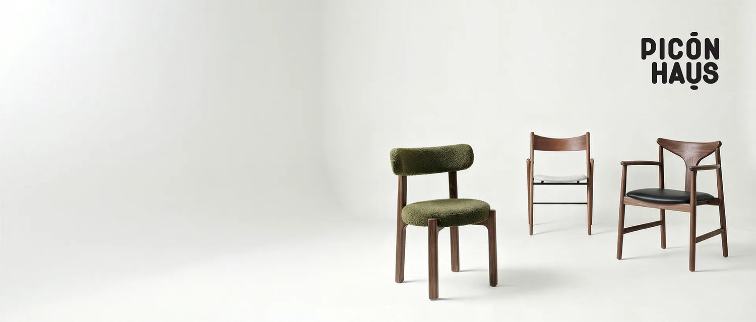 Sillas de madera de fresno sobre fondo de estudio fotográfico para la tienda online de muebles en canarias Picon haus