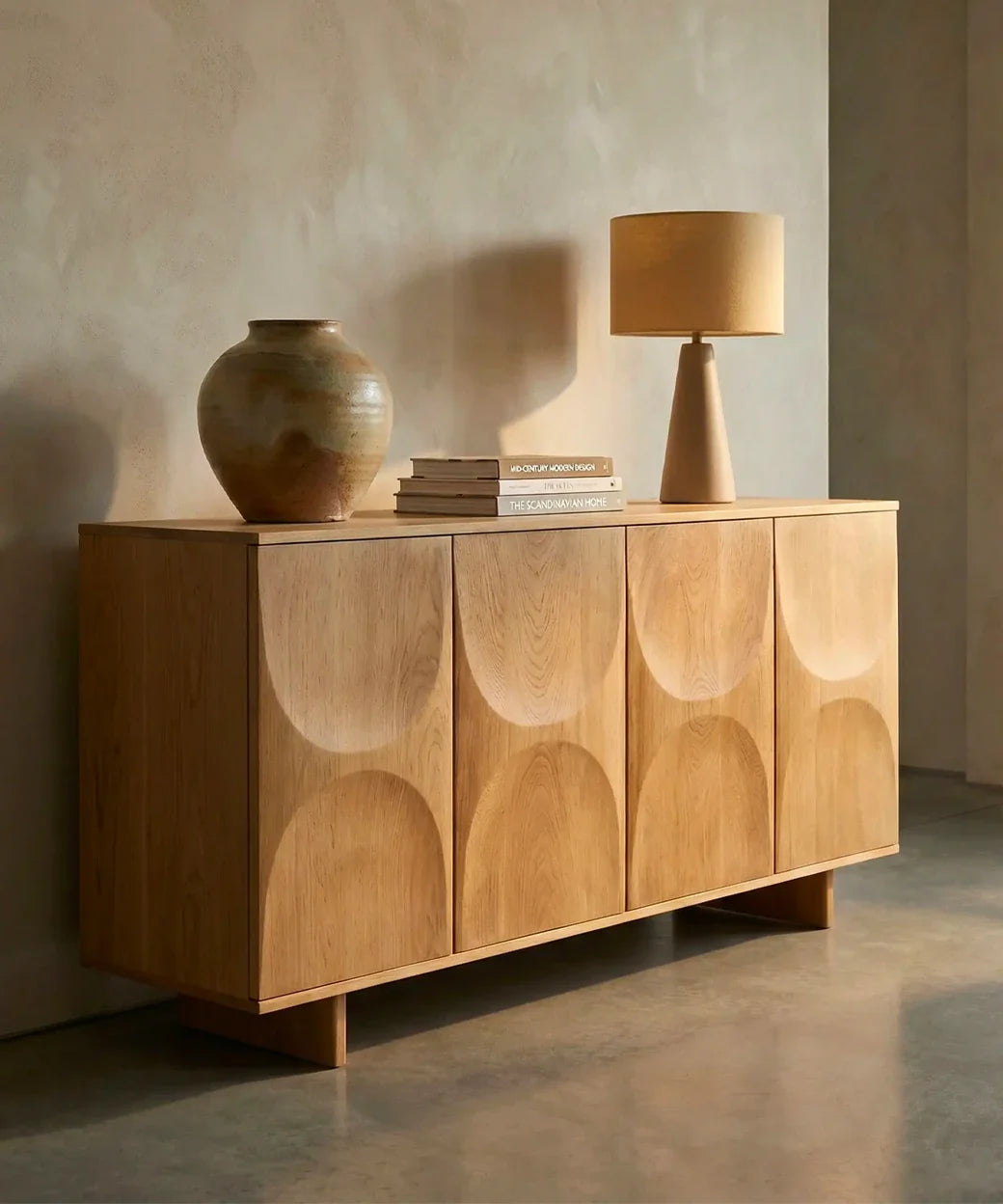Aparador de madera de fresno con patas metalicas sobre fondo de estudio liso gris para catalogo de picon haus