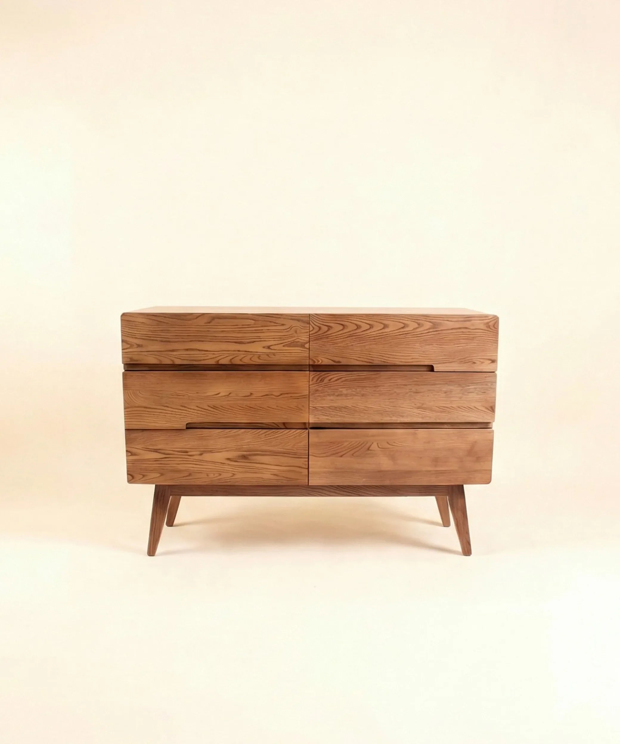 Comoda de madera sobre fondo beige de estudio