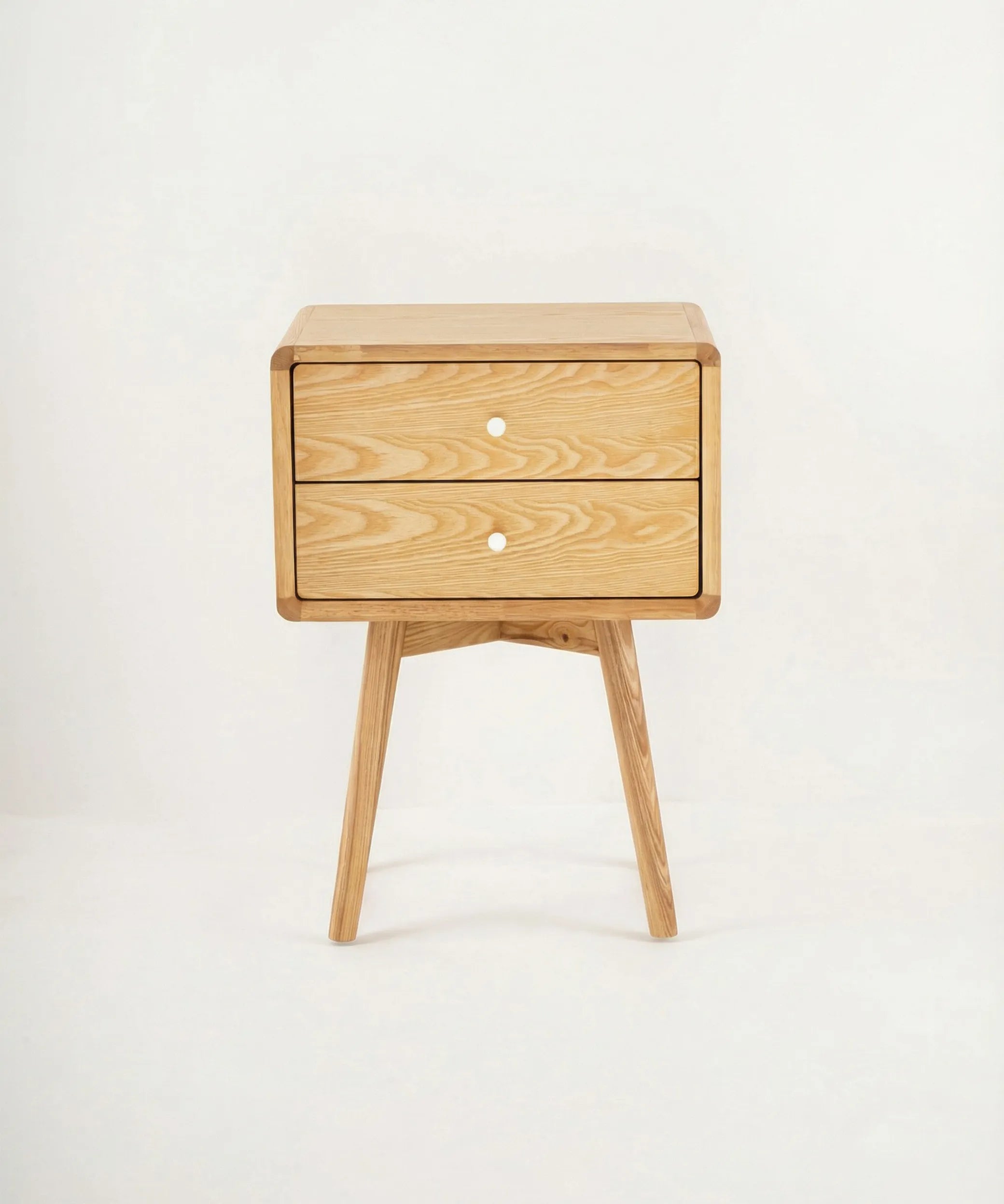 Mesita de noche color madera natural con dos cajones sobre fondo liso de estudio