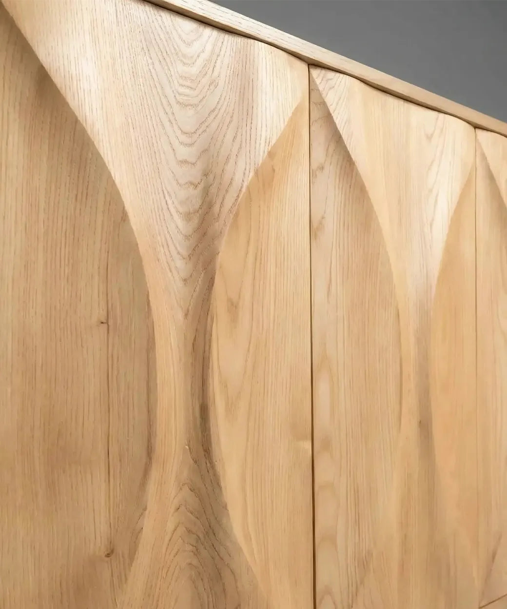 Aday en madera natural con relieves profundos que forman un diseño elegante y tridimensional con textura orgánica.