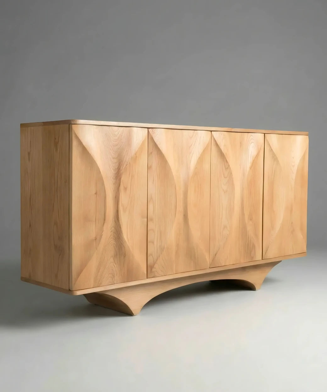 Aday en madera natural con relieves tallados en forma de arco que aportan un diseño elegante y fluido.
