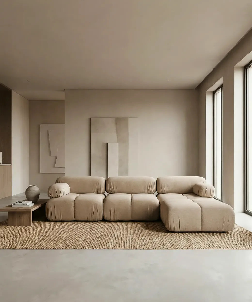 Alegranza en tono neutro con diseño modular y textura suave que aporta un ambiente relajado y contemporáneo