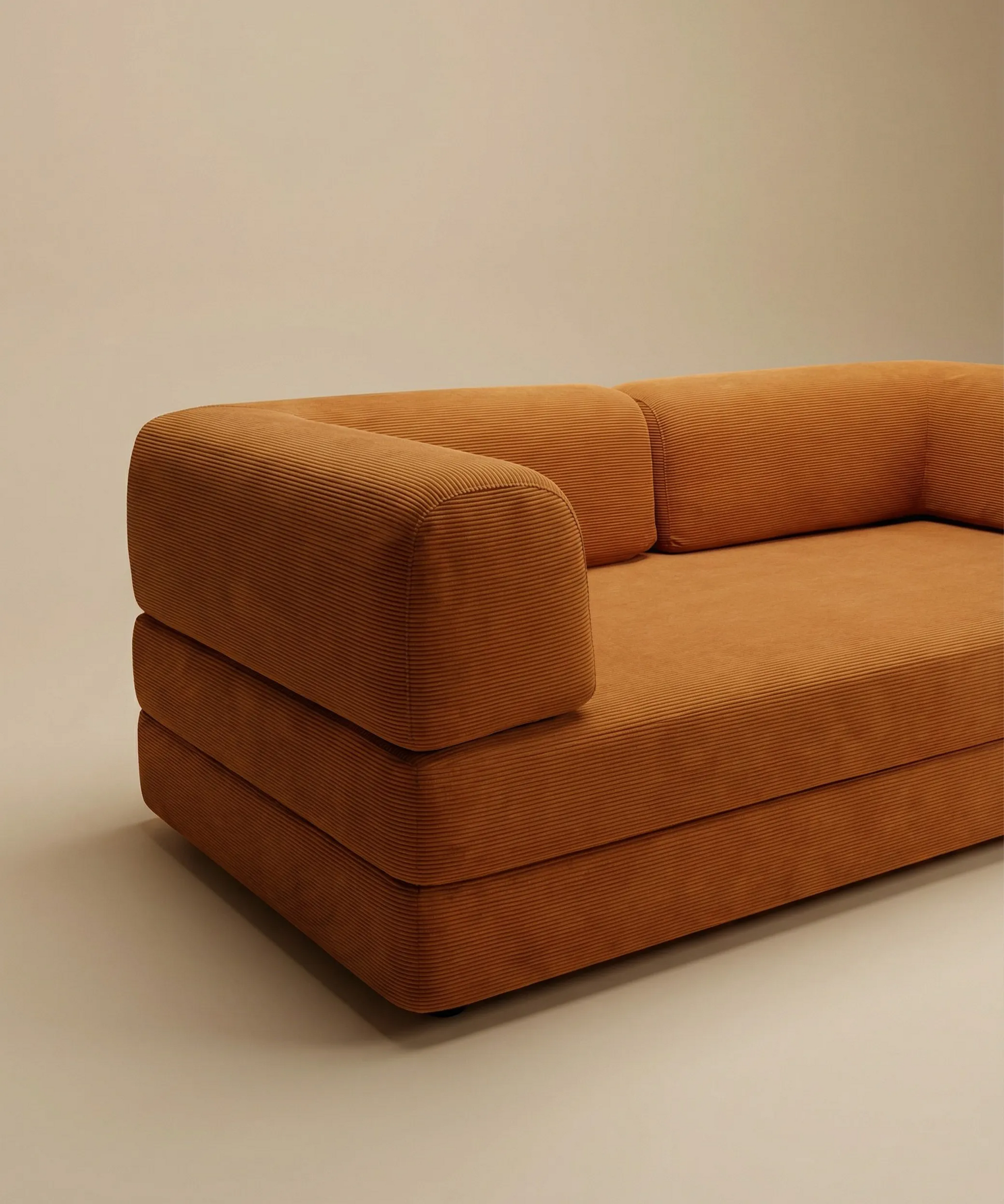 Sofá cama Taburiente color terracota con diseño contemporáneo sin estructura para máximo confort y versatilidad