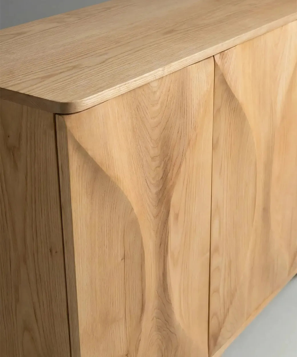 Aday en madera natural con relieves en forma de gota que aportan un diseño orgánico y elegante.