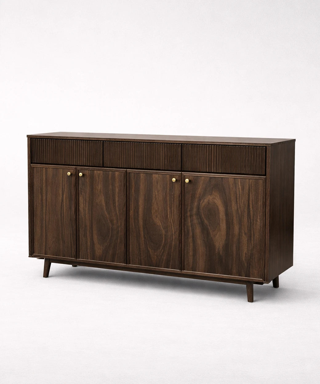 Calera con diseño de puertas lisas y detalles en tiradores dorados que ofrece un estilo moderno y cálido contemporáneo elegante