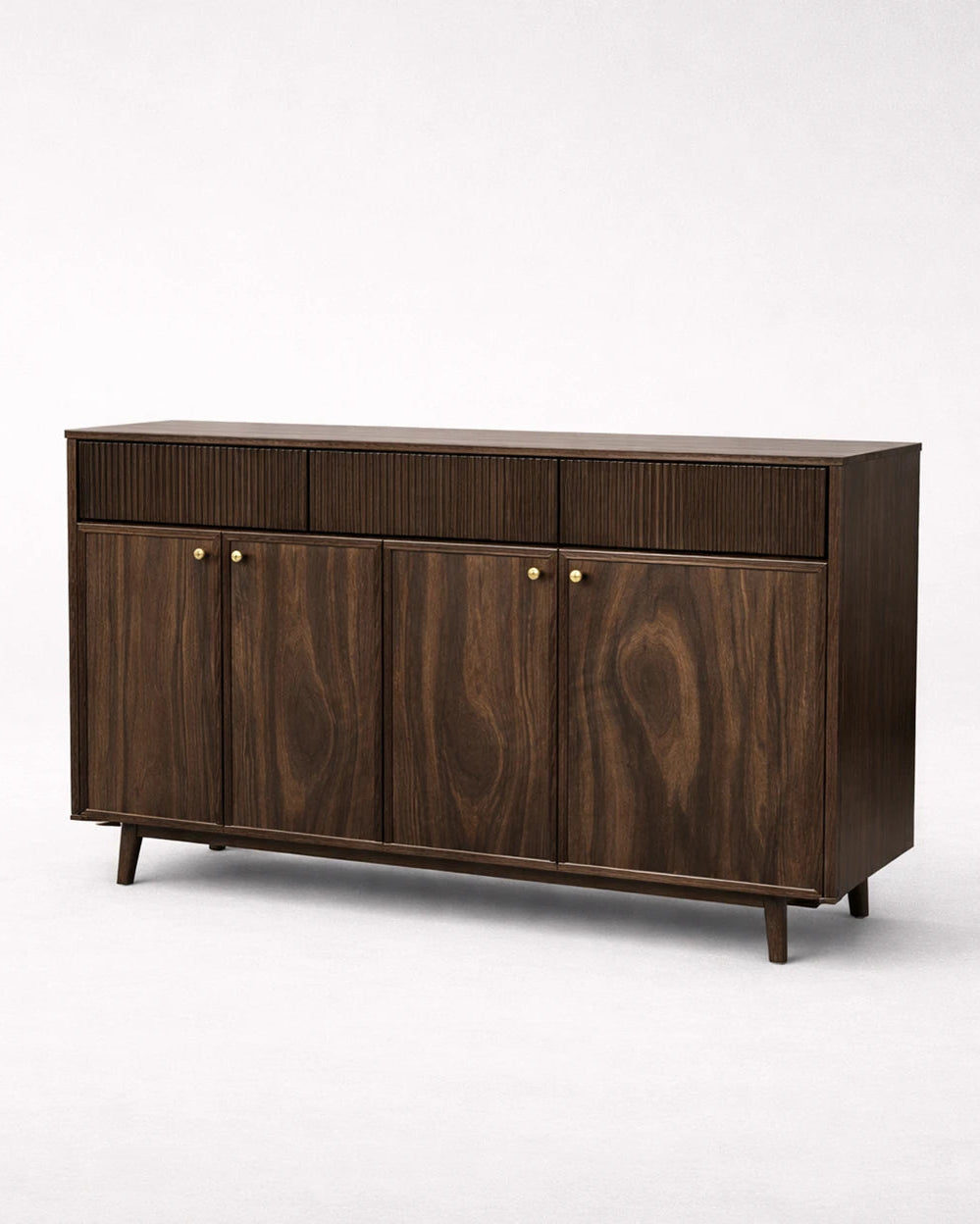 Calera con diseño de puertas lisas y detalles en tiradores dorados que ofrece un estilo moderno y cálido contemporáneo elegante