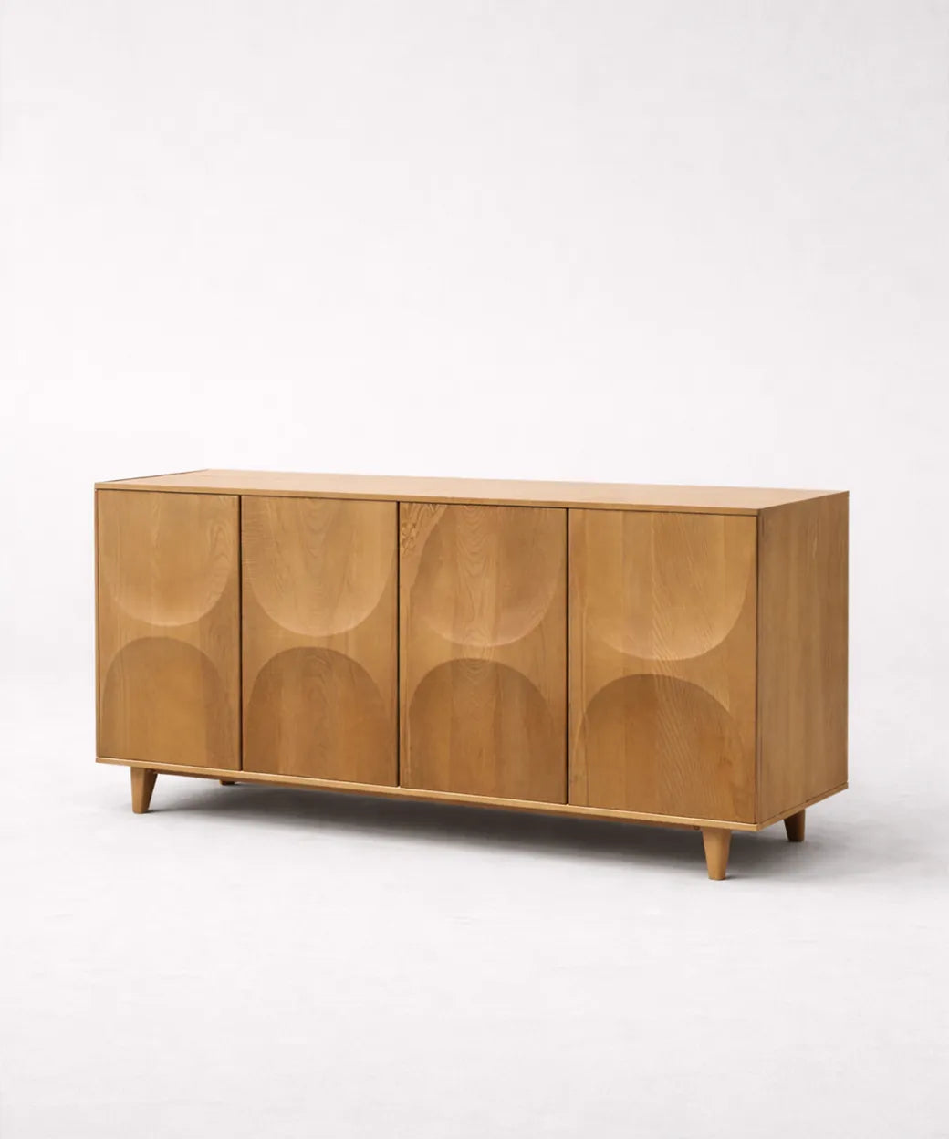 Jarubio en madera natural con relieve semicircular que crea un estilo sobrio y contemporáneo elegante y uniforme.