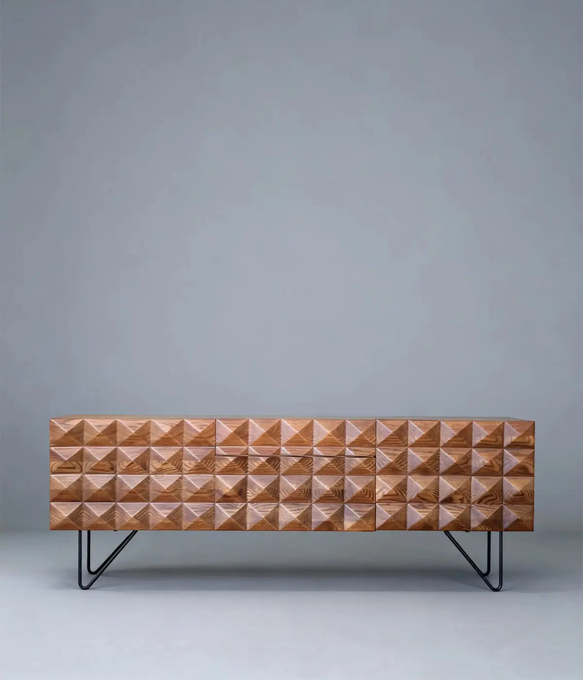 Aparador Azulejos con diseño geométrico tridimensional en madera natural y patas metálicas negras, pieza única y elegante.