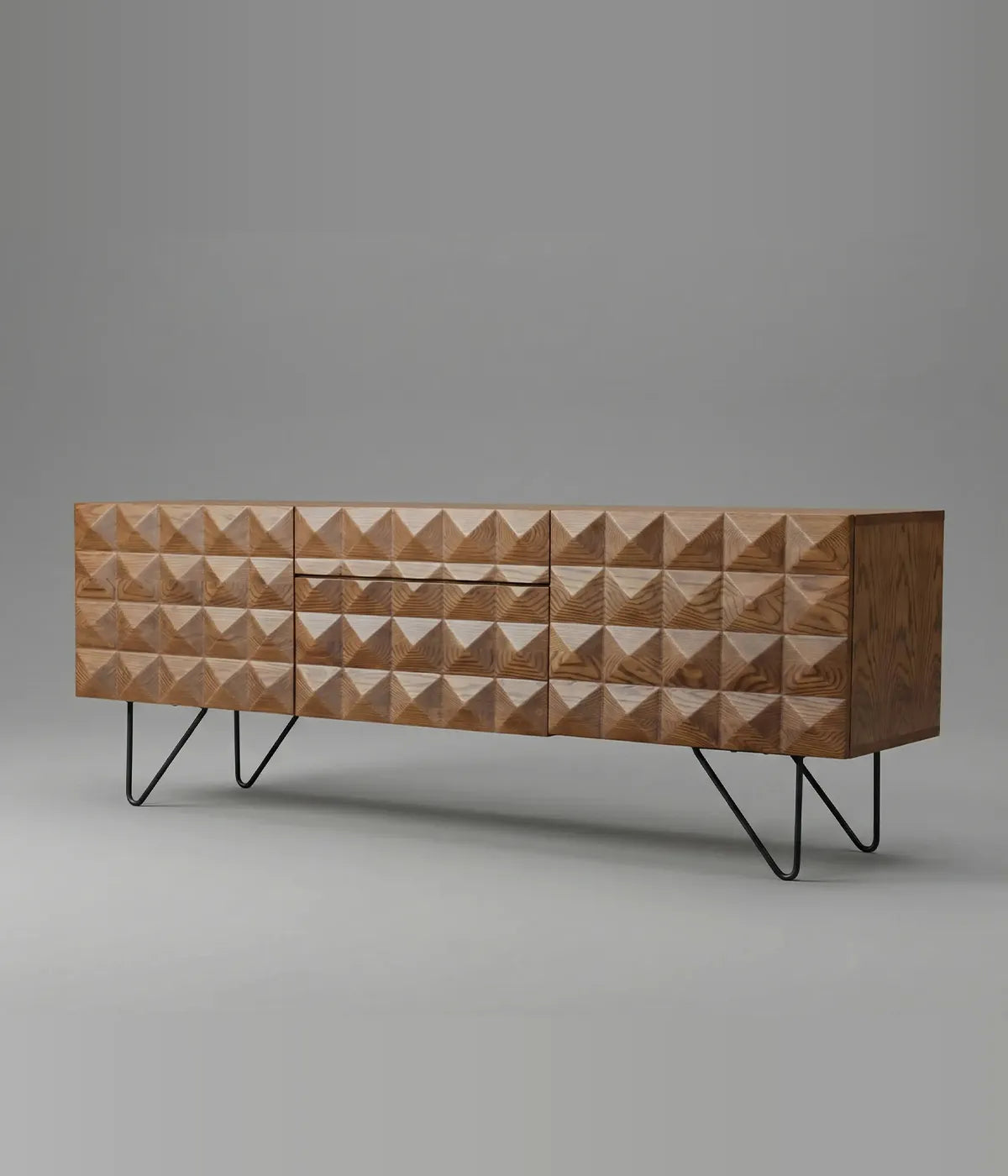 Aparador Azulejos con diseño geométrico tridimensional en madera y base metálica, ideal para espacios modernos y elegantes