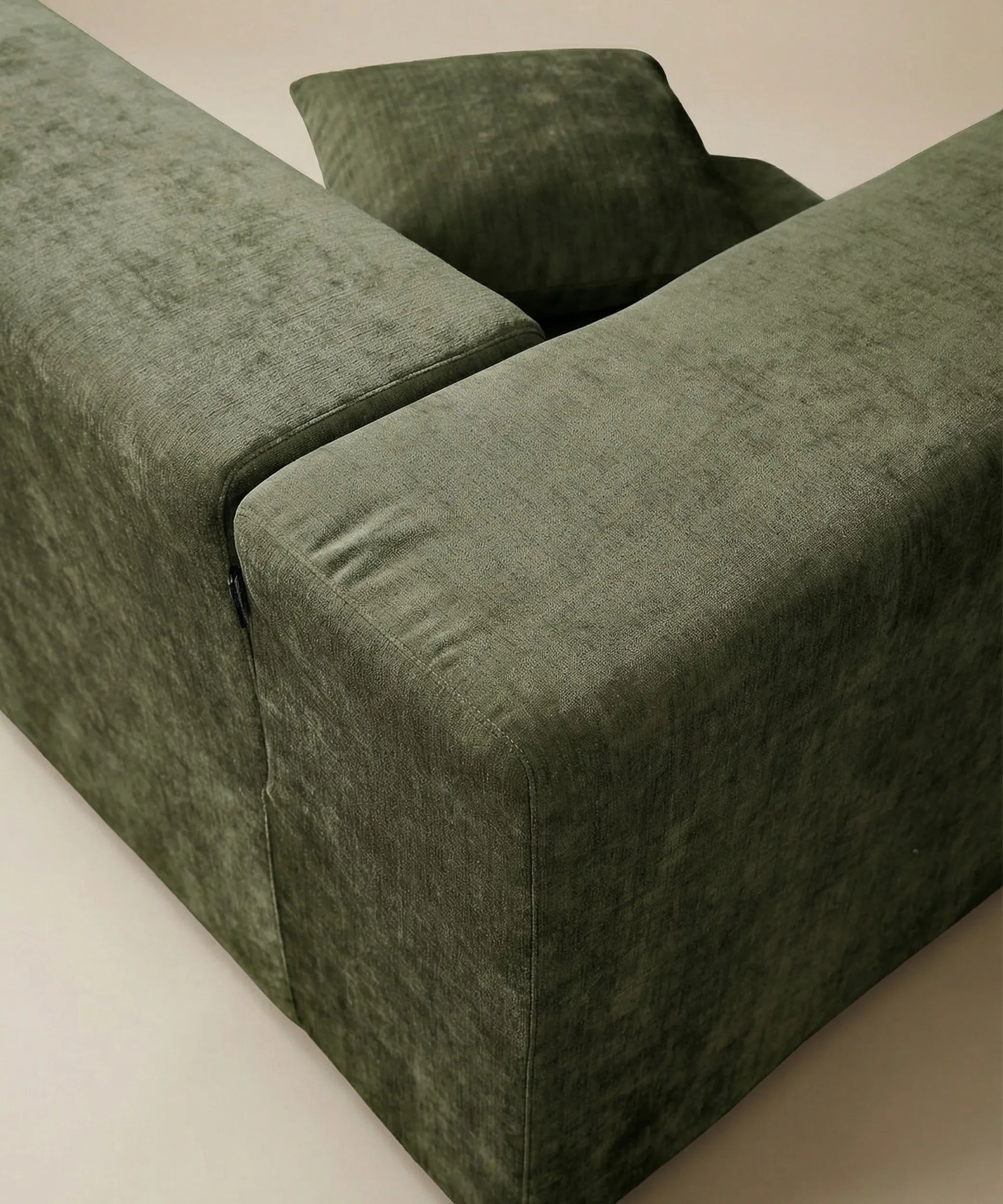 Sofá Naos en tono verde robusto con diseño imponente que invita a ser el centro de cualquier espacio.