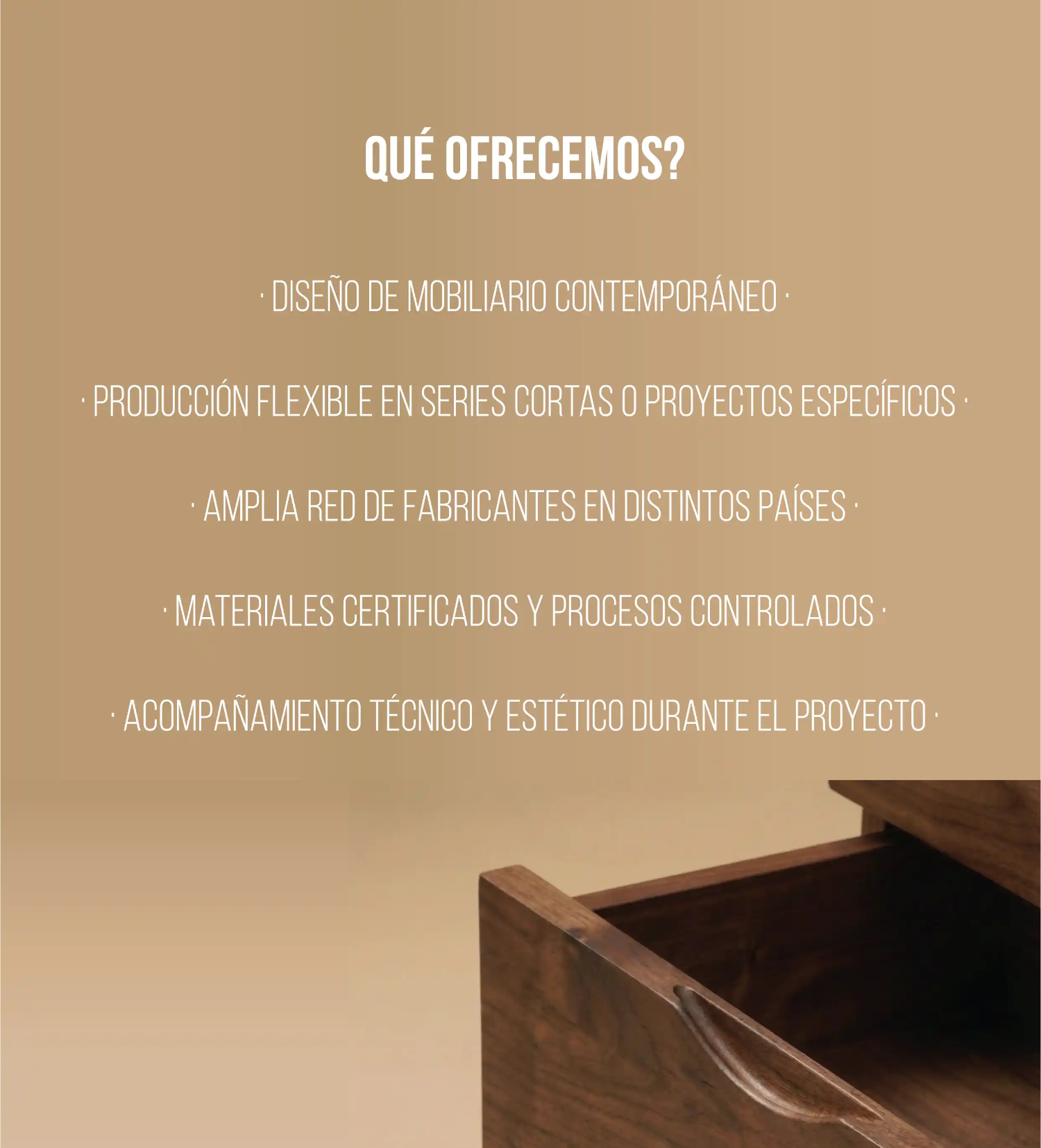 Texto en fondo beige claro con lista en blanco sobre servicios relacionados con diseño y producción de mobiliario, junto a cajón de madera abierto.