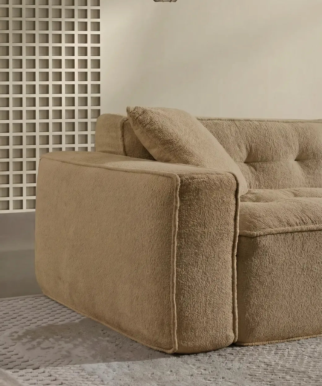 Bandama en tono beige cálido con diseño acolchado y textura suave, confortable y práctico para viviendas modernas en Canarias