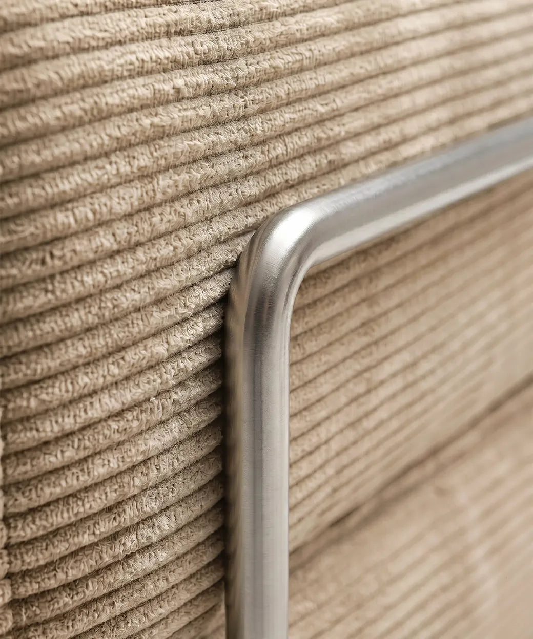 Detalle del tapizado beige acanalado y estructura metálica del Taburiente Chaise Longue (300x180cm) moderno y versátil.