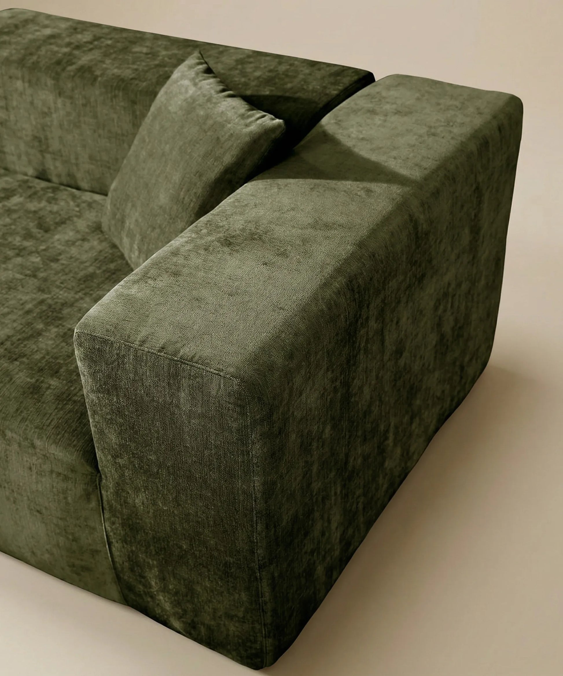 Sofá Naos en tono verde robusto y elegante con diseño imponente y moderno para espacios centrales y sofisticados.