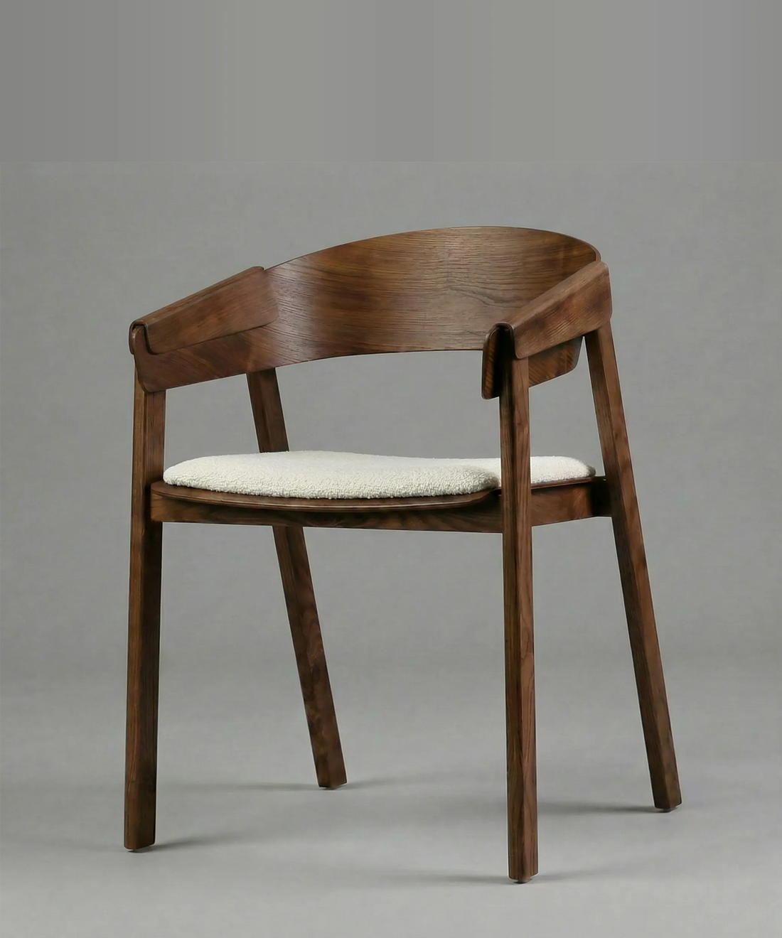 Silla Sabina en madera de fresno con diseño contemporáneo y asiento acolchonado, ideal para comedor moderno y elegante