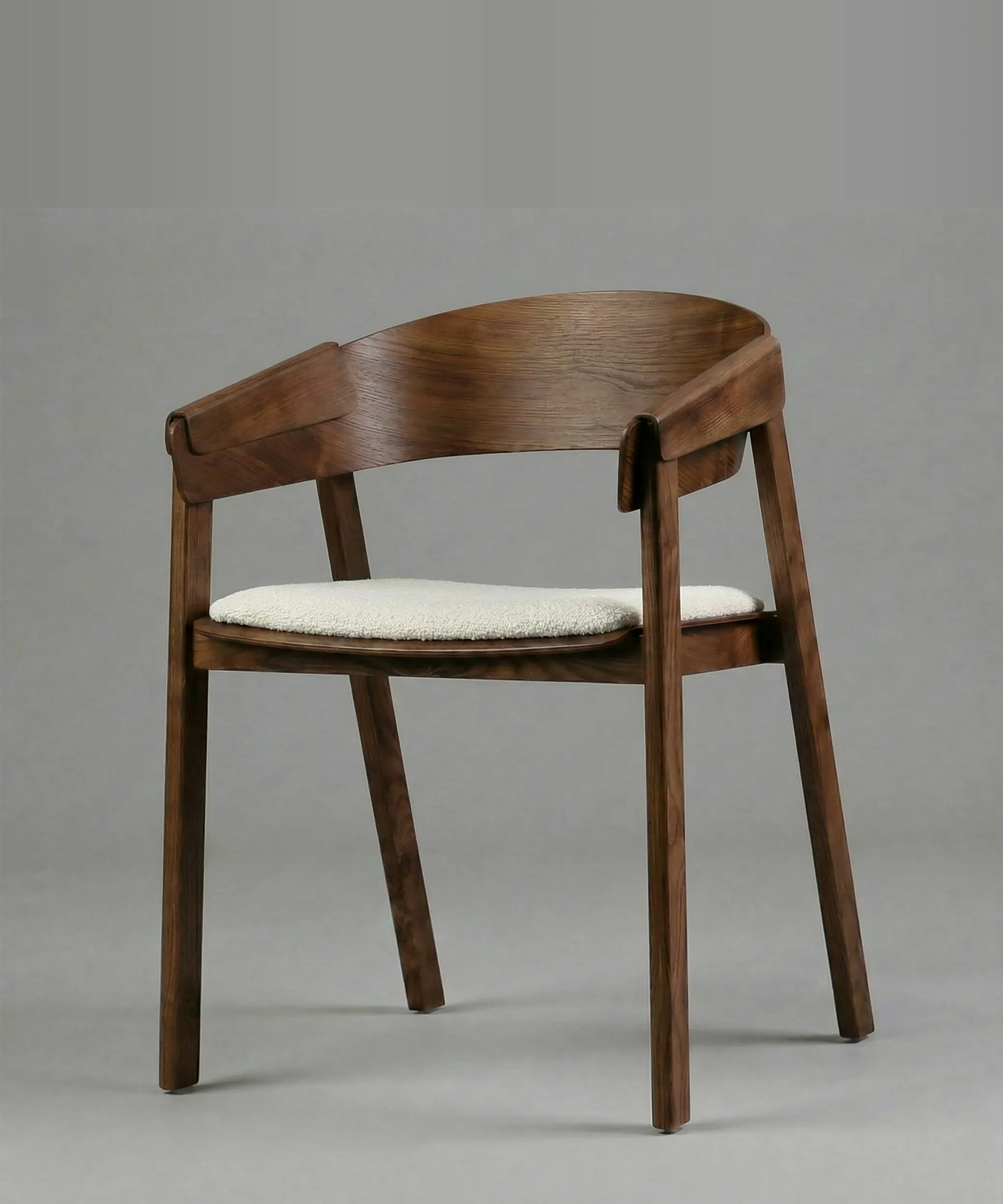 Silla Sabina en madera de fresno con diseño contemporáneo y asiento acolchonado, ideal para comedor moderno y elegante