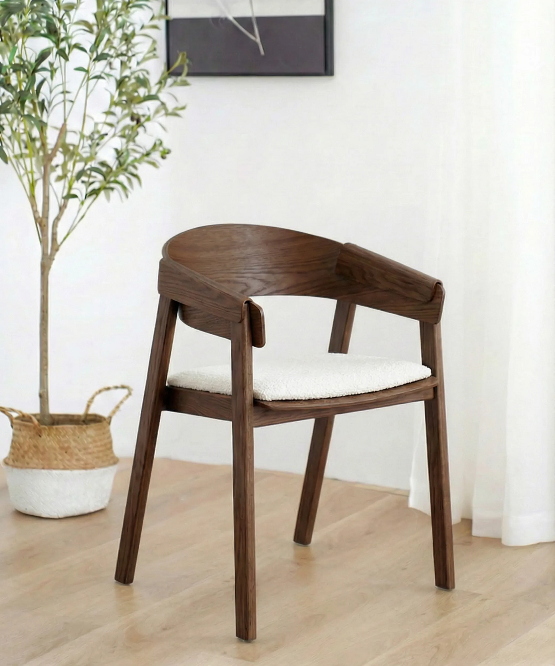 Silla Sabina de comedor en madera de fresno con diseño contemporáneo y asiento tapizado en tono claro.