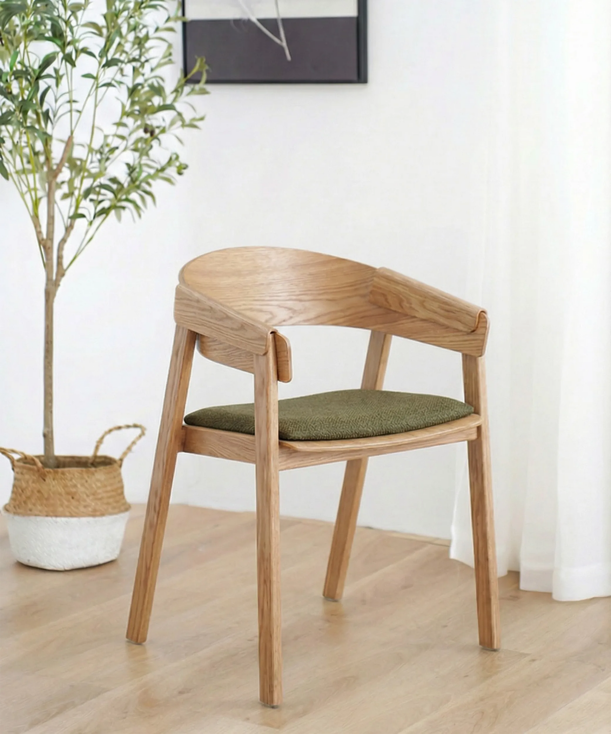 Silla Sabina de madera de fresno con asiento tapizado en verde, diseño contemporáneo y líneas suaves y elegantes