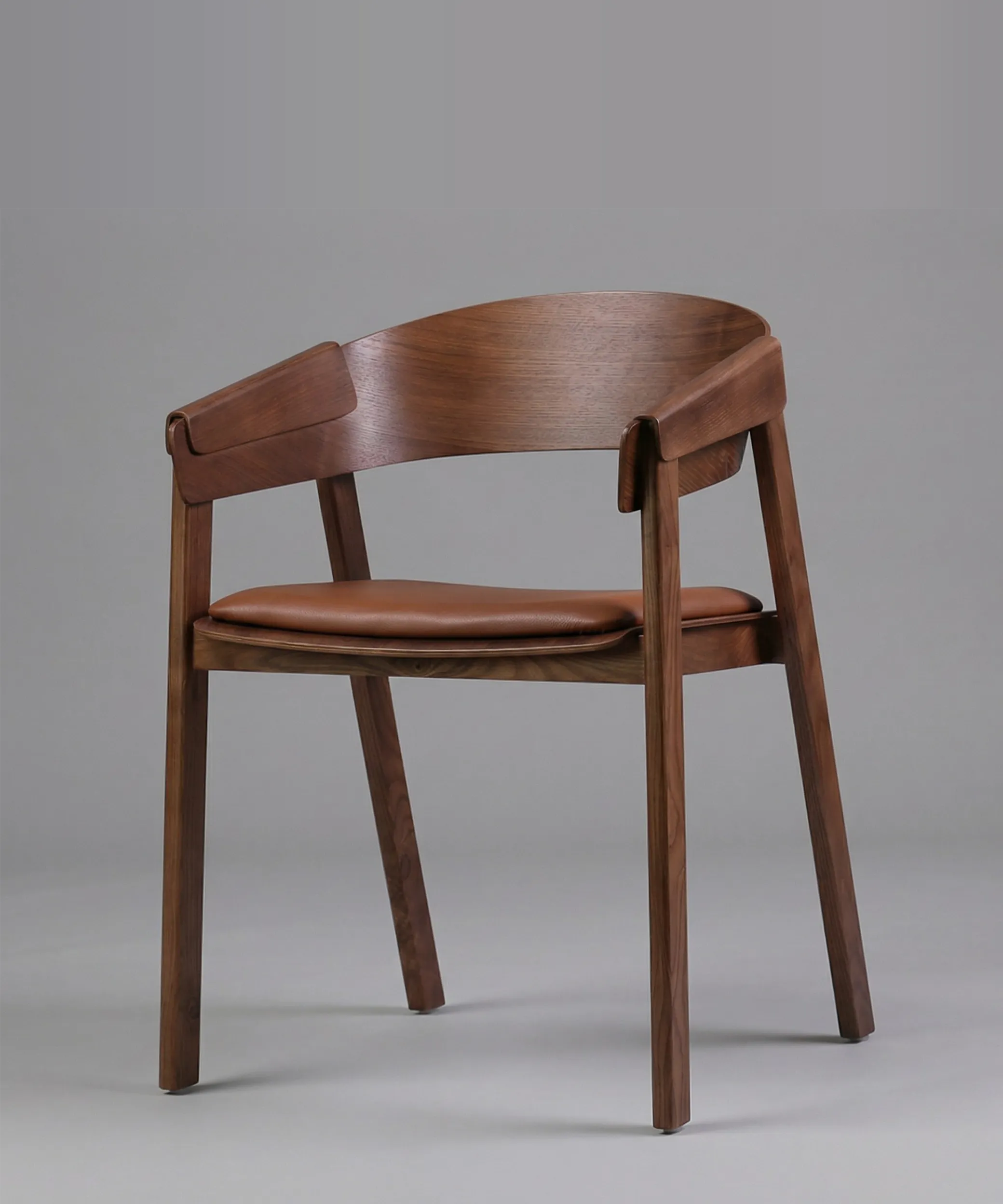 Silla Sabina en madera de fresno con diseño contemporáneo y asiento tapizado en tono marrón, ideal para comedor elegante.