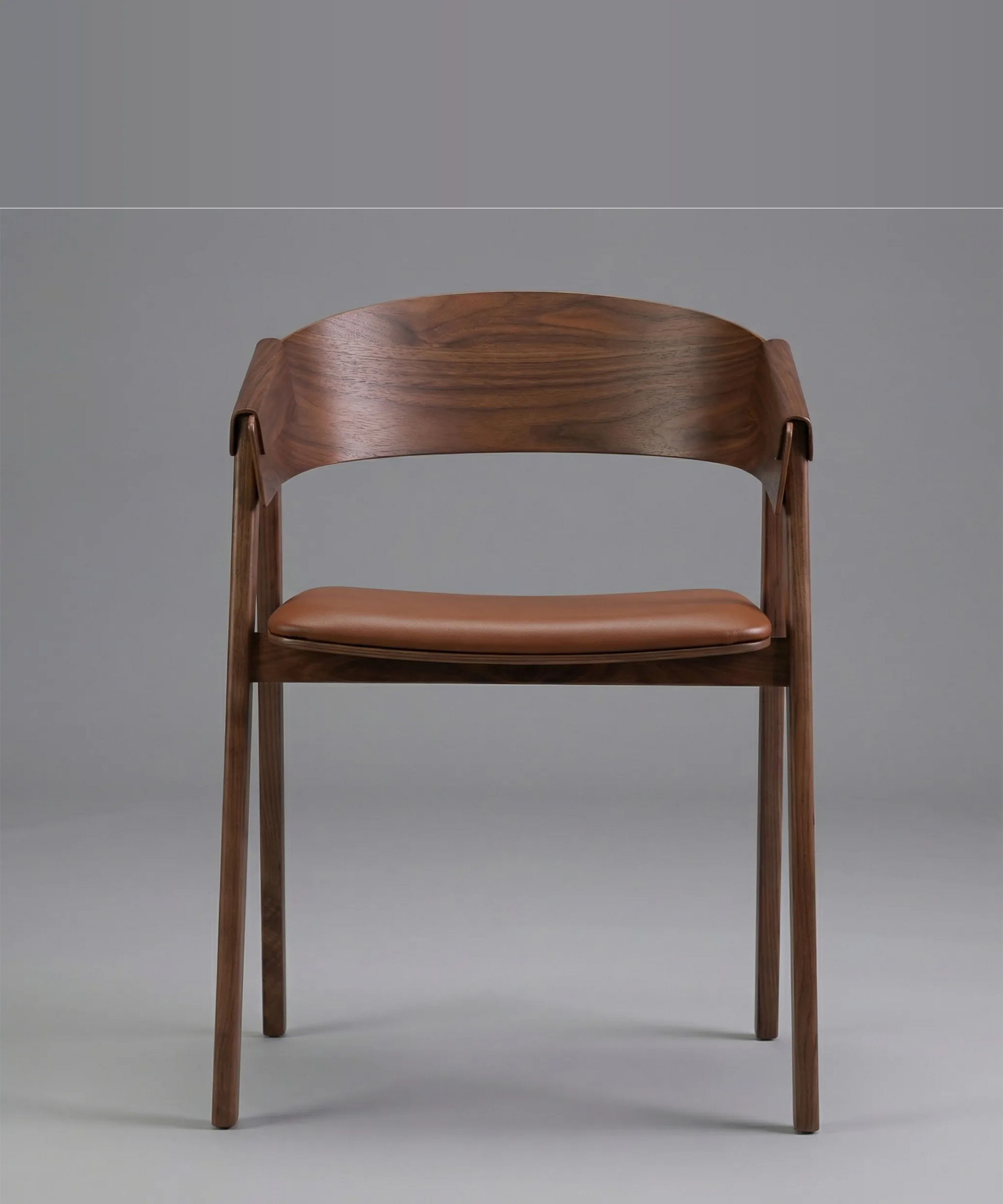 Silla Sabina en madera de fresno con asiento tapizado, diseño contemporáneo y líneas suaves para comedor elegante