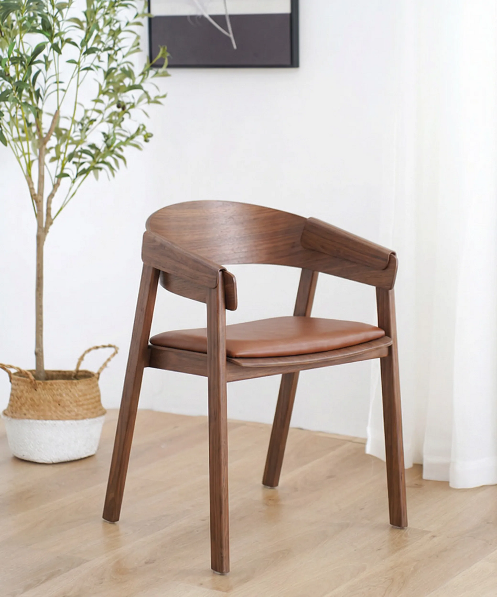 Silla Sabina de diseño contemporáneo en madera de fresno con asiento tapizado en cuero, perfecta para comedor elegante y moderno.