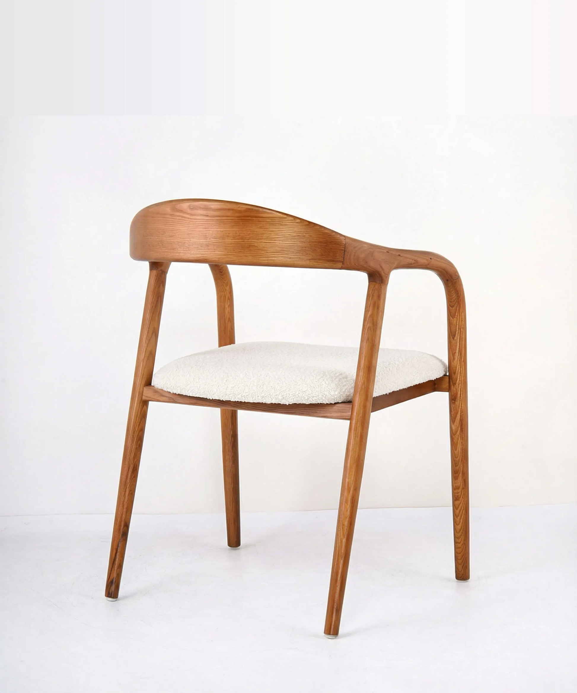 Silla Tabaiba de comedor en madera de fresno con diseño contemporáneo y asiento tapizado en color blanco crema