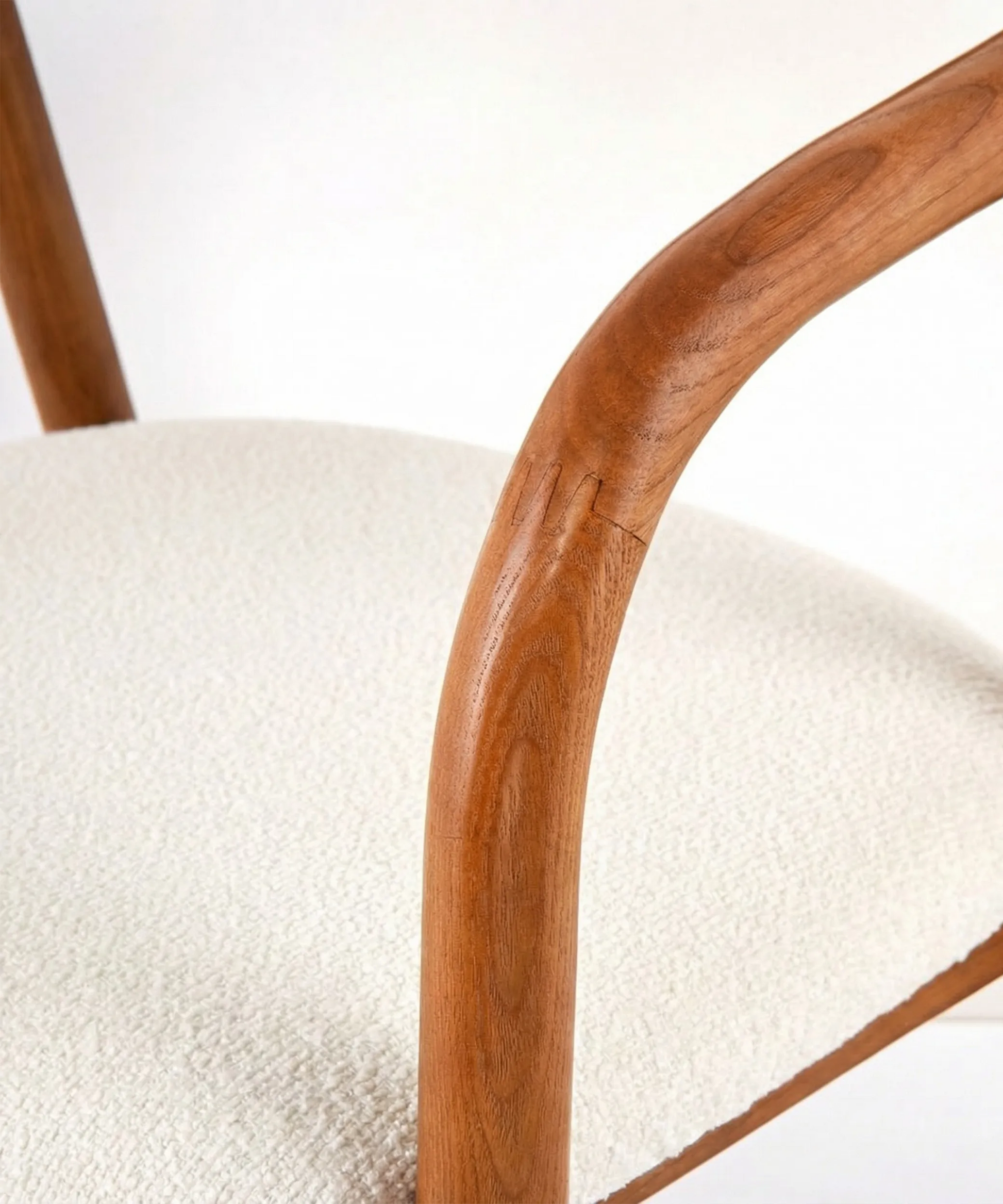 Silla Tabaiba con estructura de madera de fresno y tapizado beige de diseño contemporáneo y silueta orgánica.