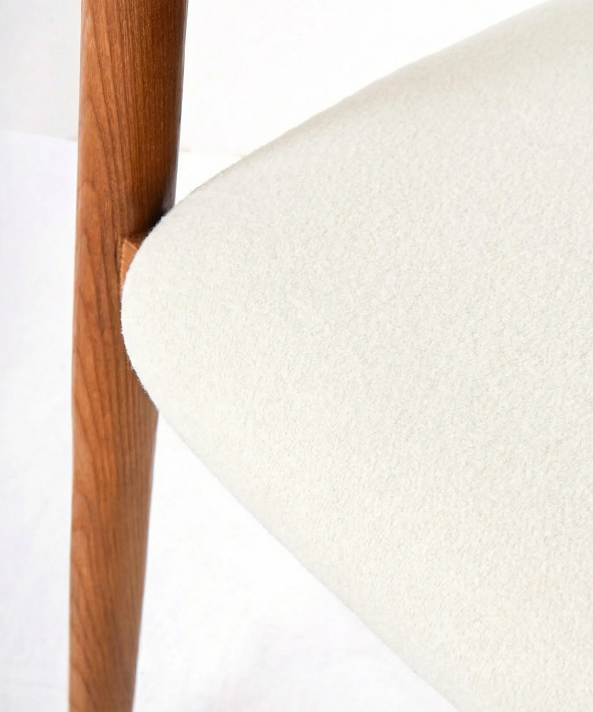 Silla Tabaiba con estructura en madera de fresno y asiento tapizado en tono claro, diseño orgánico y cómodo.