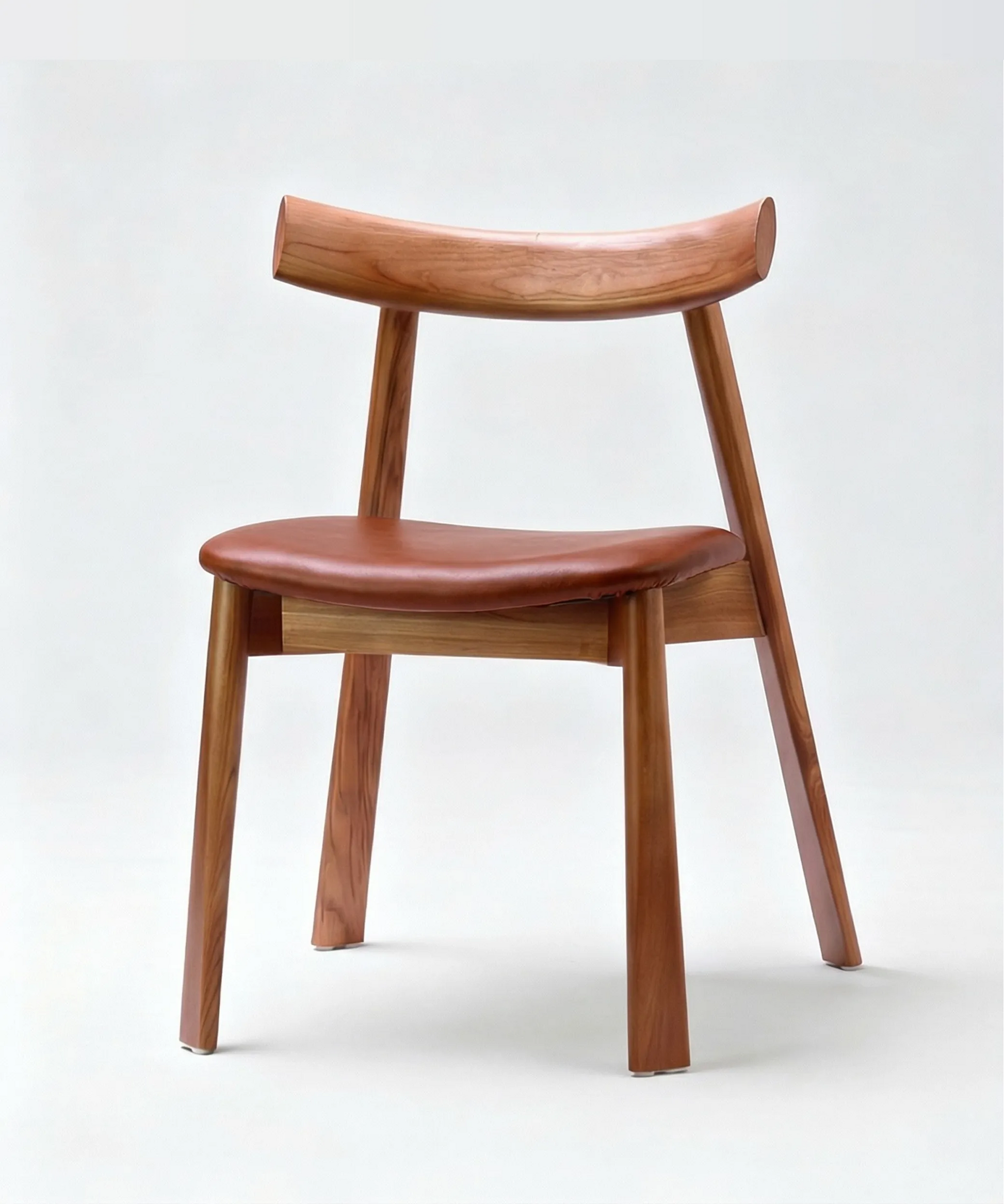 Silla Magarza de comedor en madera de fresno tono café con diseño contemporáneo y curvas suaves elegantes