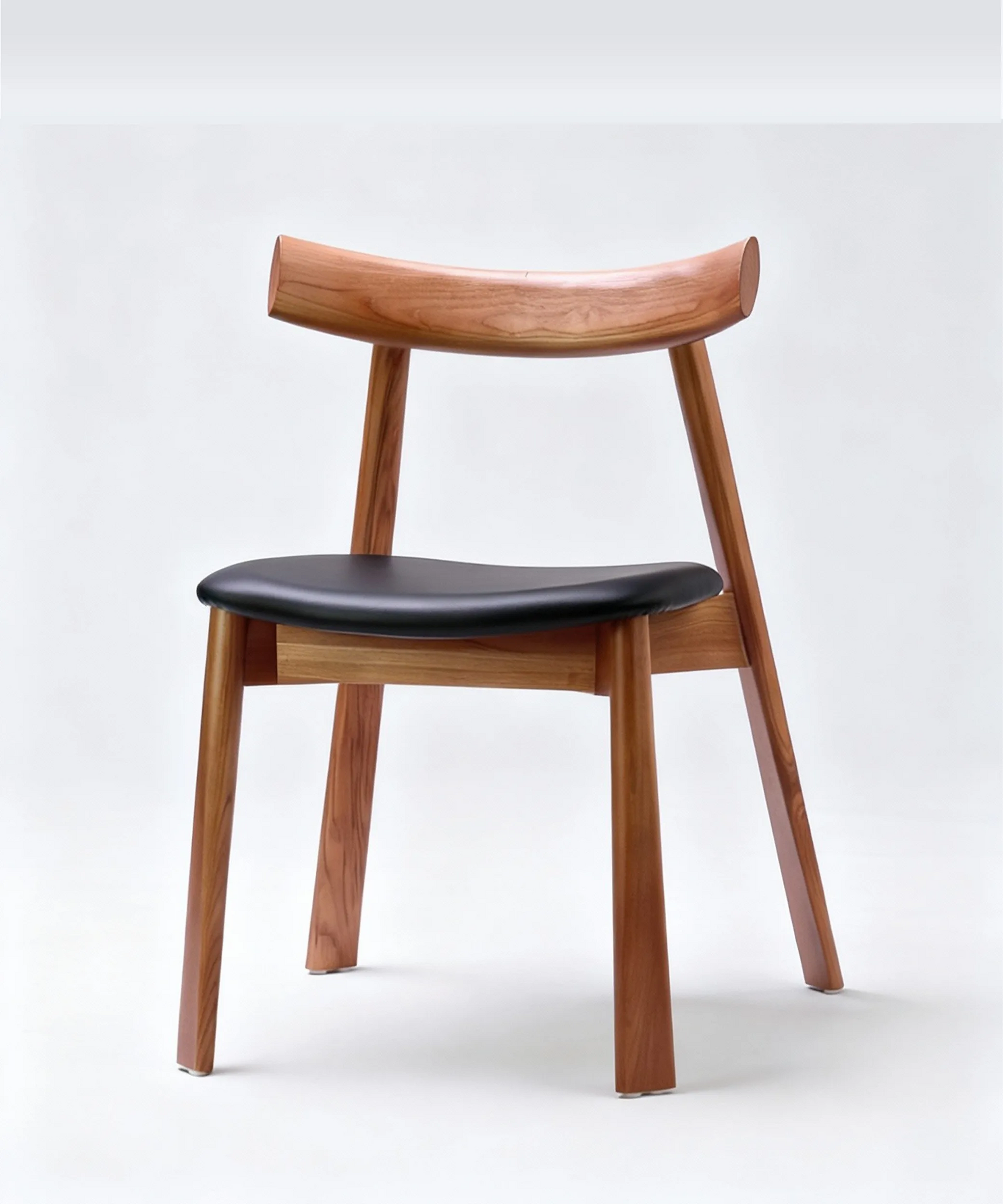 Silla Magarza de comedor en madera de fresno tono café con asiento ergonómico y diseño contemporáneo elegante.