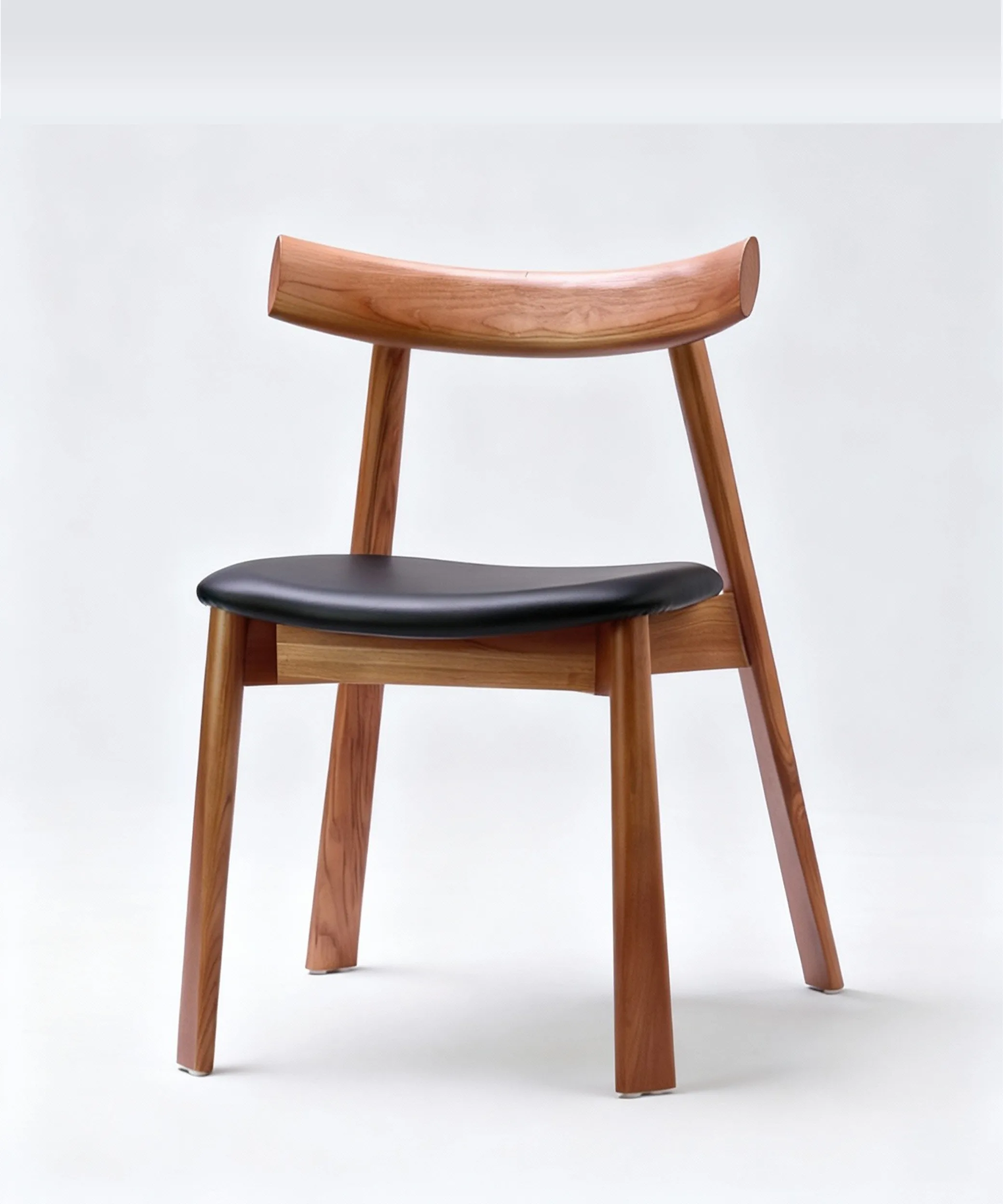 Silla Magarza de comedor en madera de fresno tono café con asiento ergonómico y diseño contemporáneo elegante.