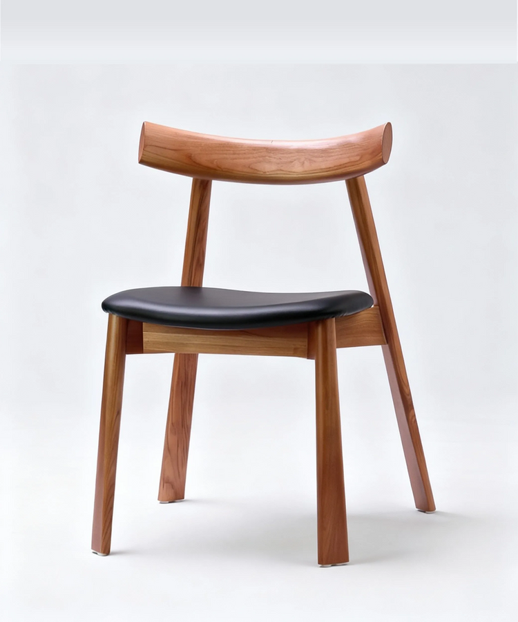 Silla Magarza de comedor en madera de fresno tono café con asiento ergonómico y diseño contemporáneo elegante.