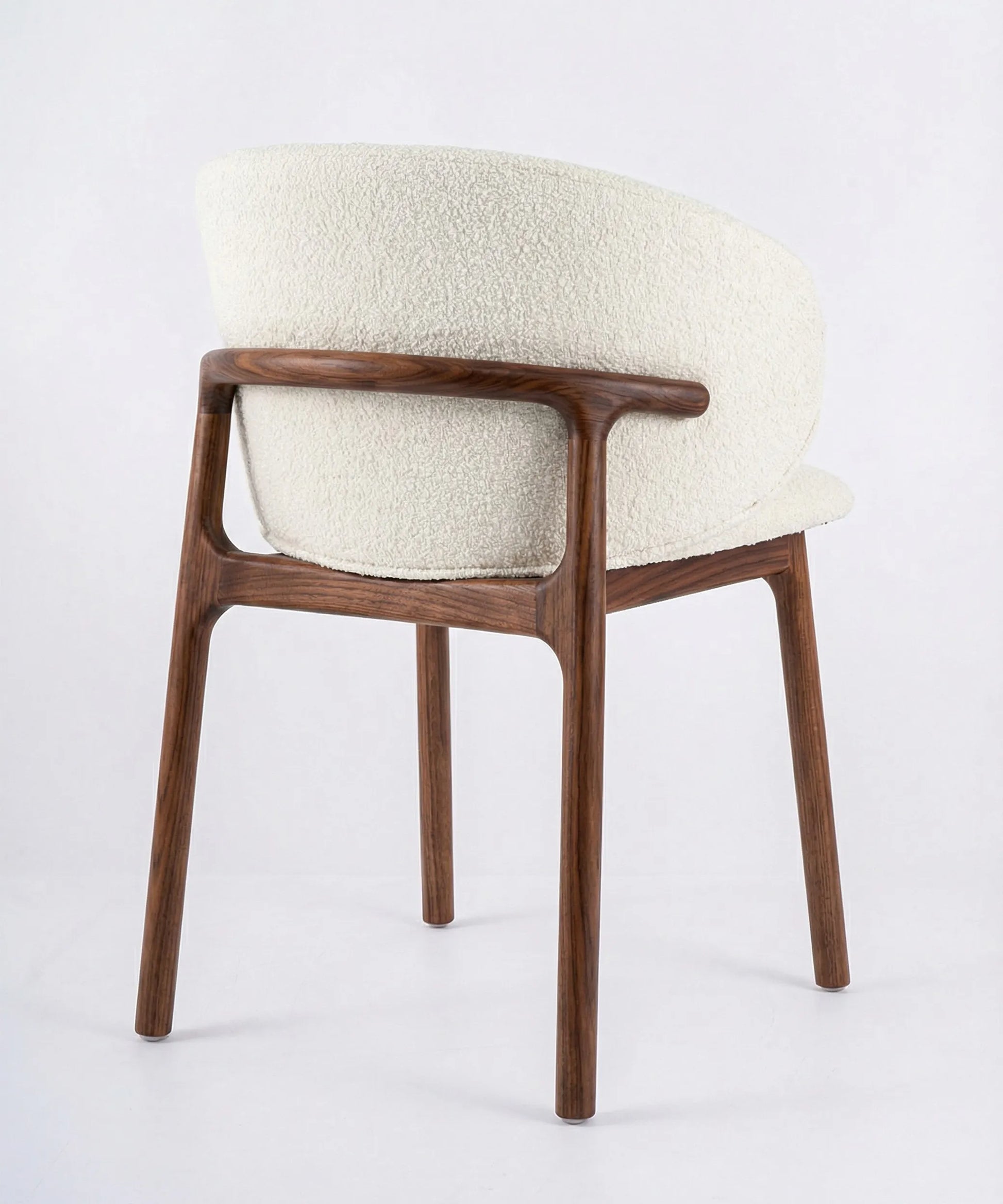 Silla Laurisilva de comedor en madera de fresno con diseño contemporáneo y respaldo envolvente en tono claro.