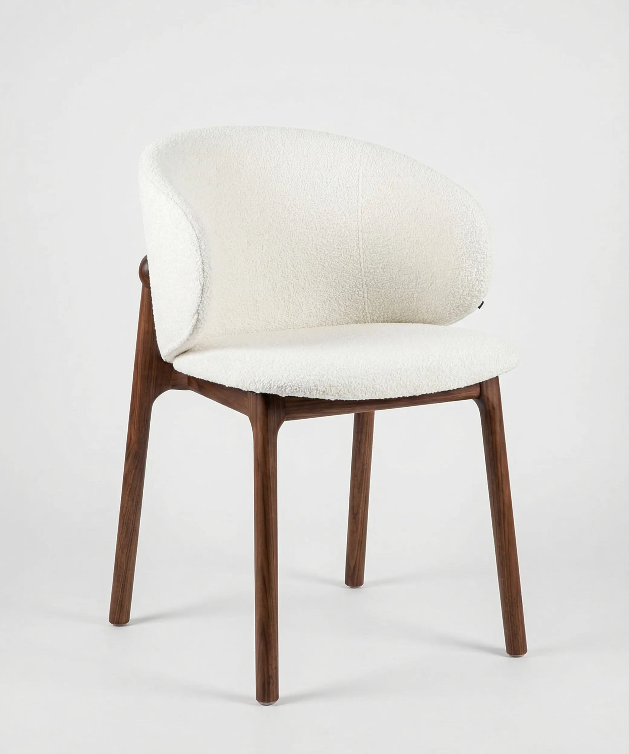 Silla Laurisilva de comedor con diseño contemporáneo en madera de fresno y tapizado blanco suave y envolvente