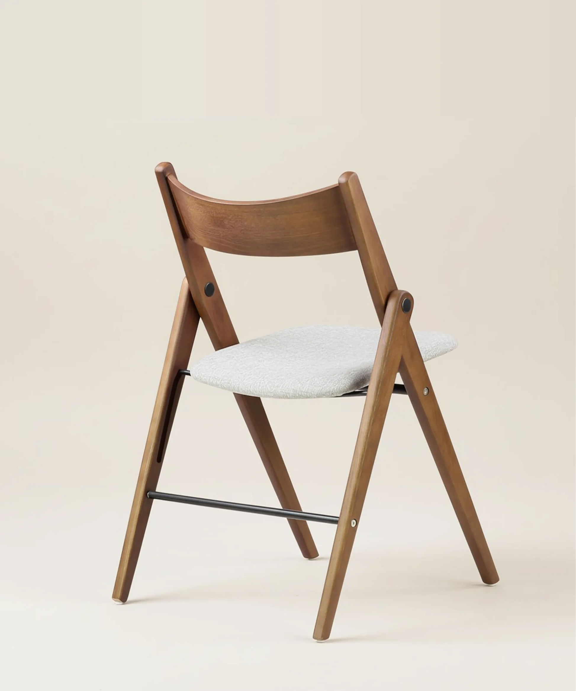 Silla Aulaga plegable en madera de fresno con asiento tapizado, diseño funcional y elegante para comedor moderno.
