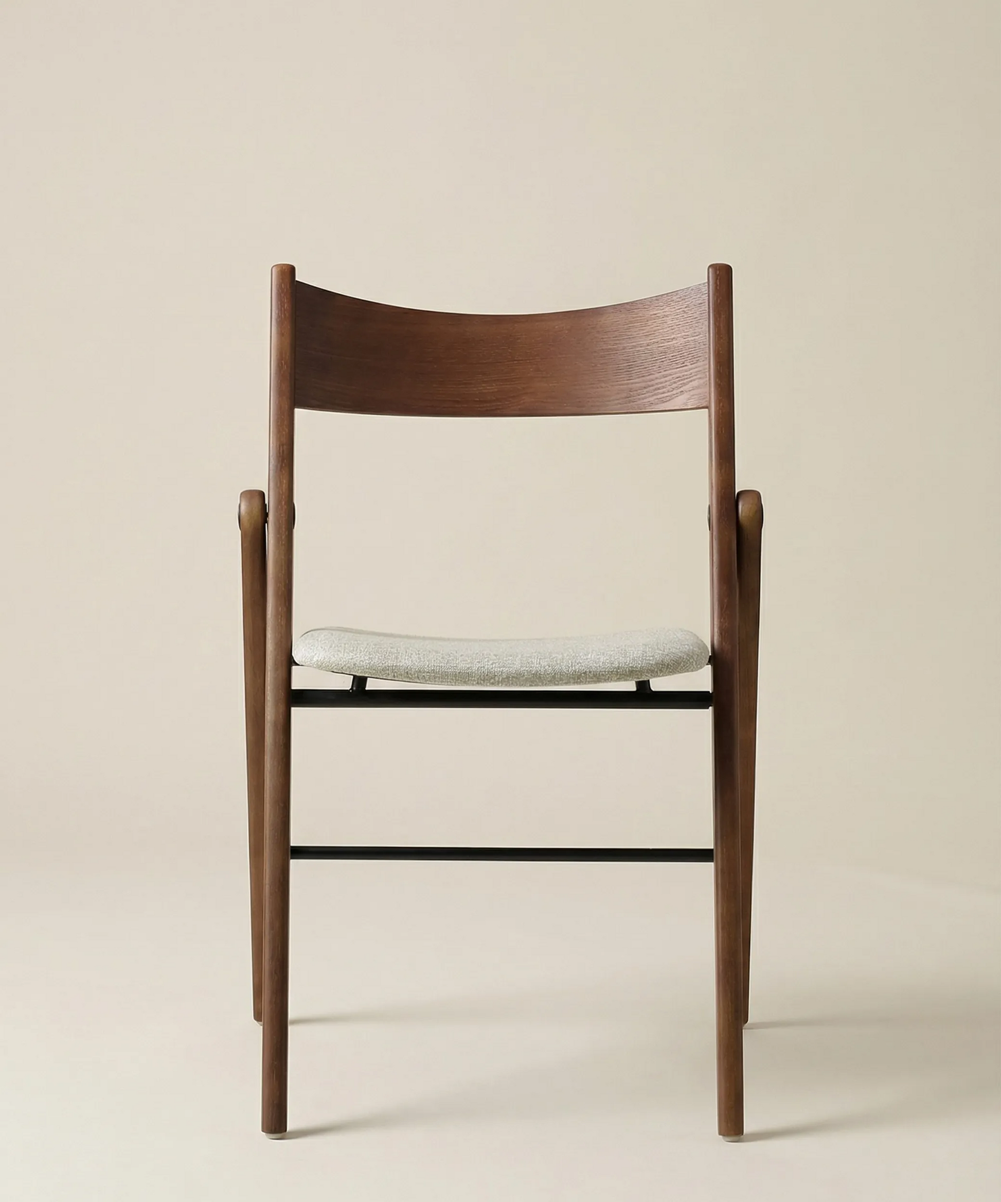 Silla Aulaga en madera de fresno con diseño plegable y asiento acolchonado para comedor funcional y elegante.