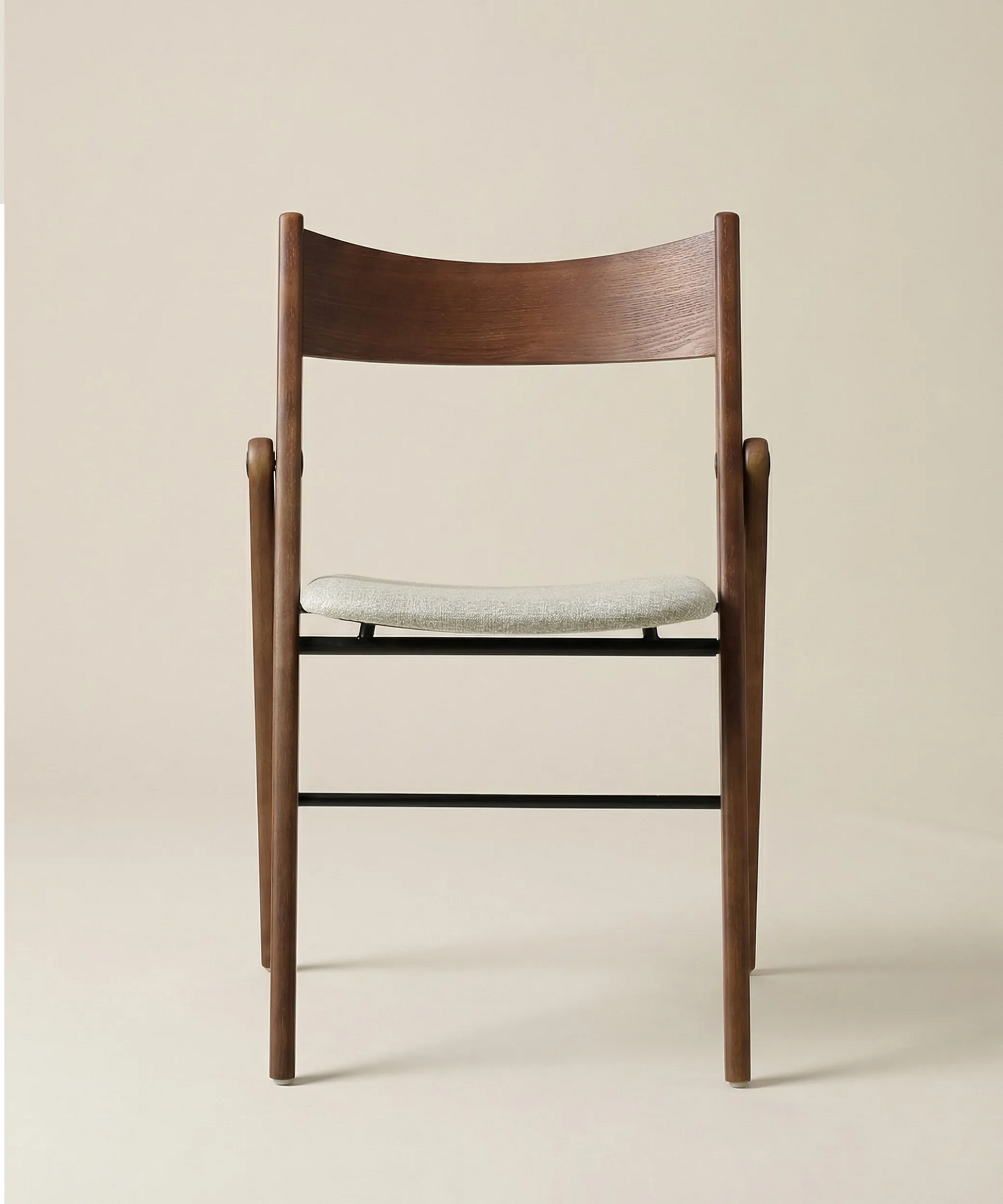 Silla Aulaga en madera de fresno con diseño funcional y asiento tapizado, ideal para comedor elegante y práctico.