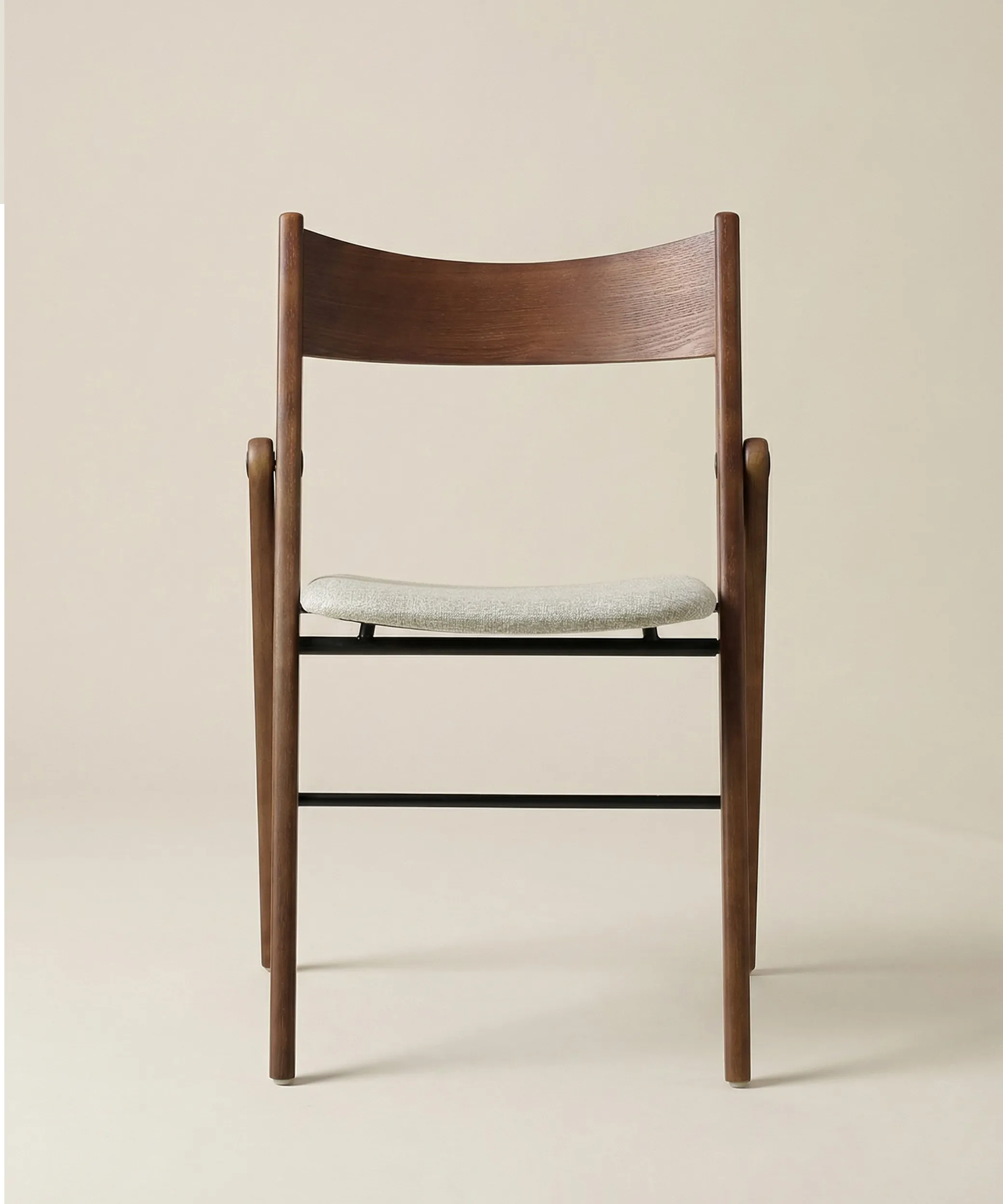 Silla Aulaga en madera de fresno con diseño funcional y asiento tapizado, ideal para comedor elegante y práctico.