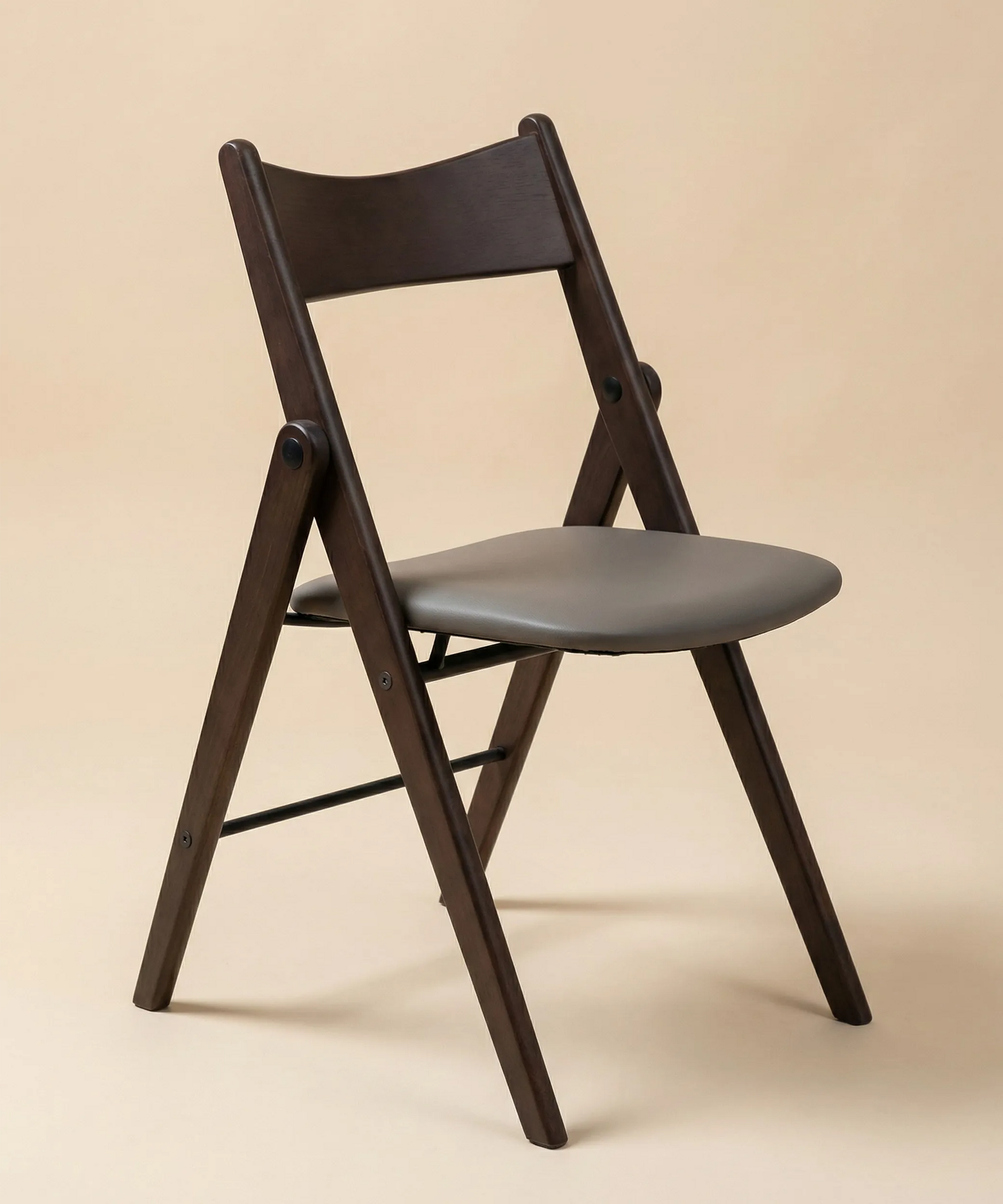 Silla Aulaga de comedor en madera de fresno oscura con diseño plegable y asiento tapizado en tono gris elegante.