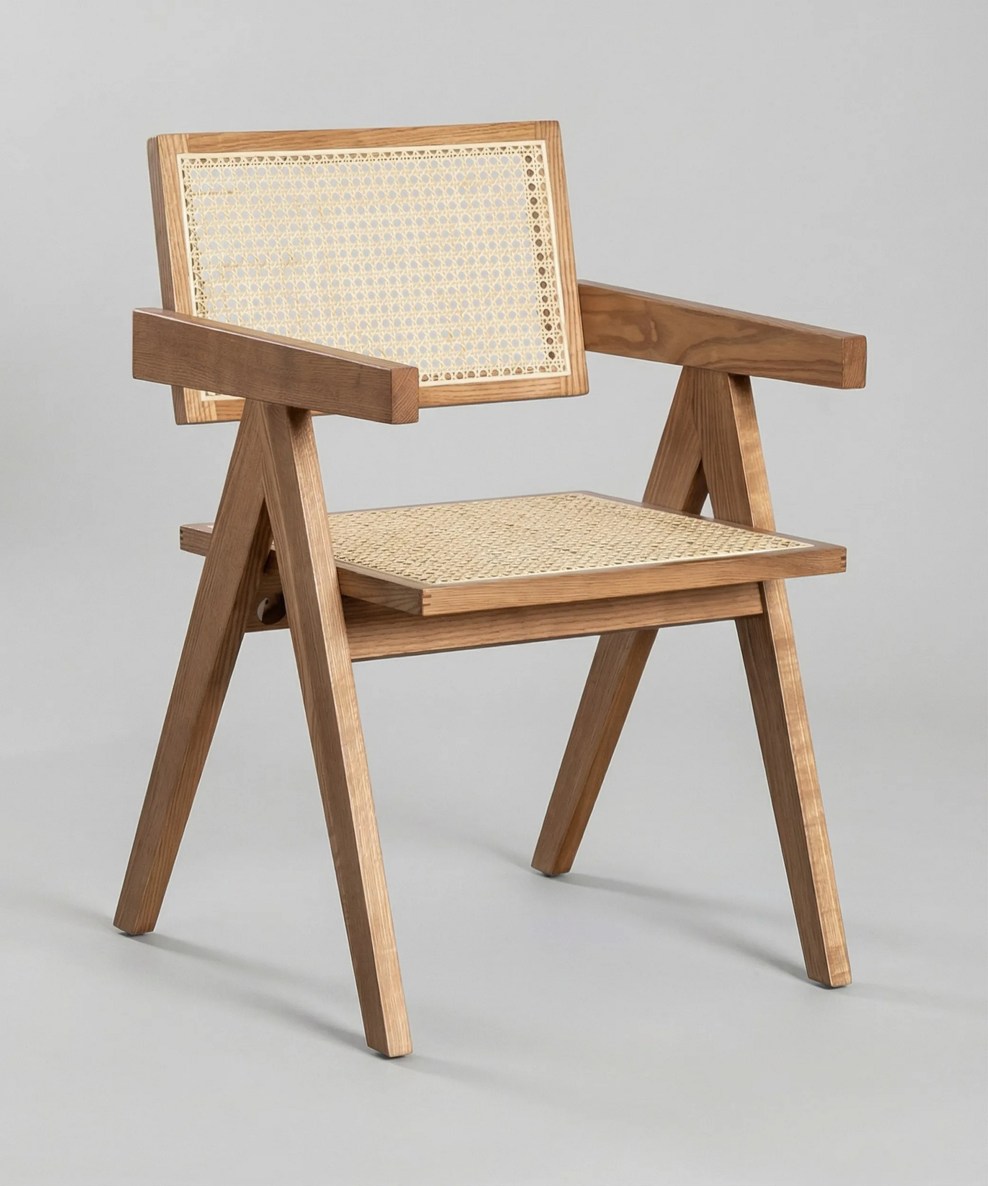 Silla Retama de diseño nórdico con estructura geométrica en madera y asiento trenzado natural, ideal para comedor moderno