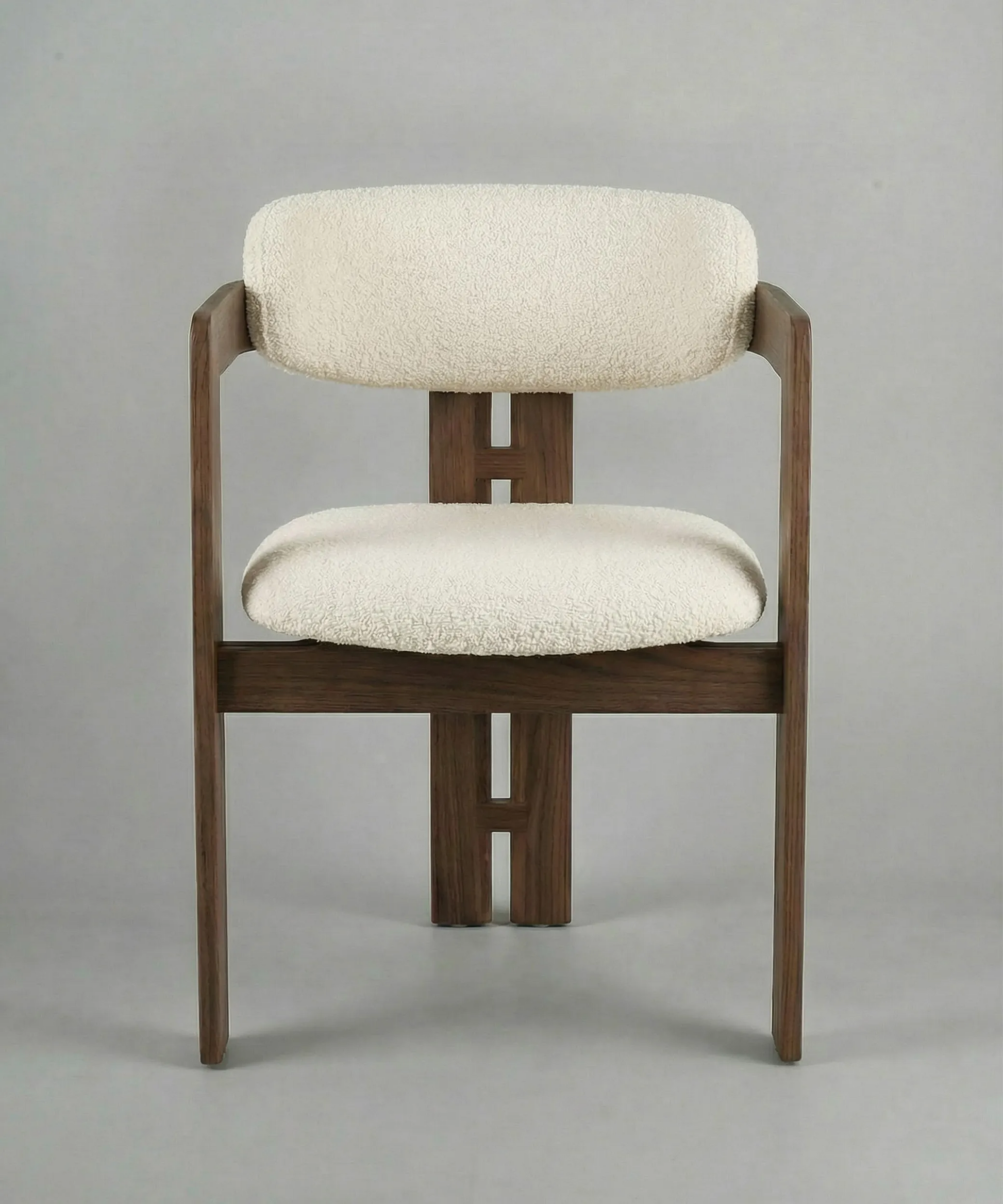 Silla Jara de comedor en madera de fresno con cojines tapizados en tejido suave beige, diseño contemporáneo y elegante.