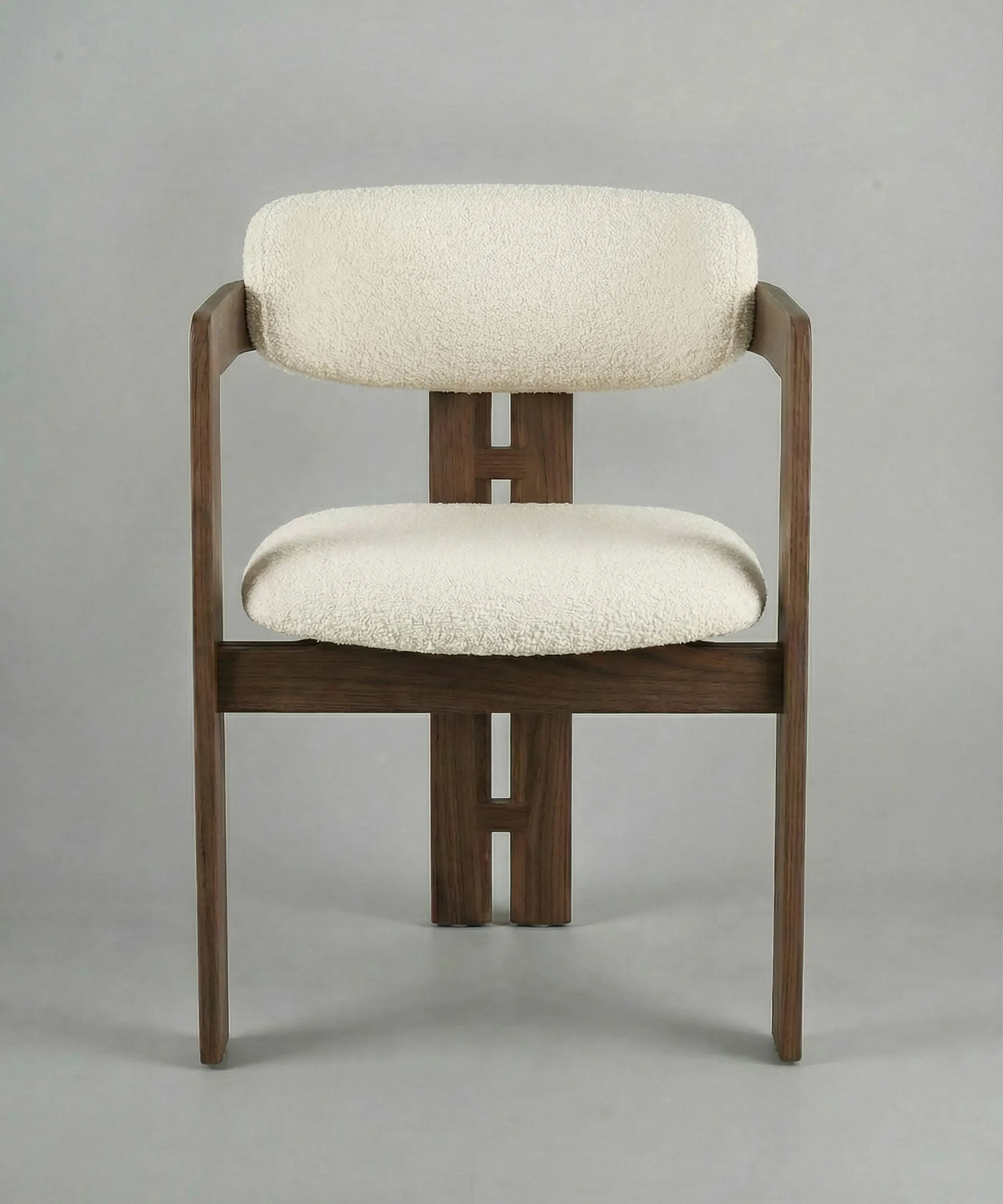 Silla Jara de comedor en madera de fresno con cojines tapizados en tejido suave beige, diseño contemporáneo y elegante.