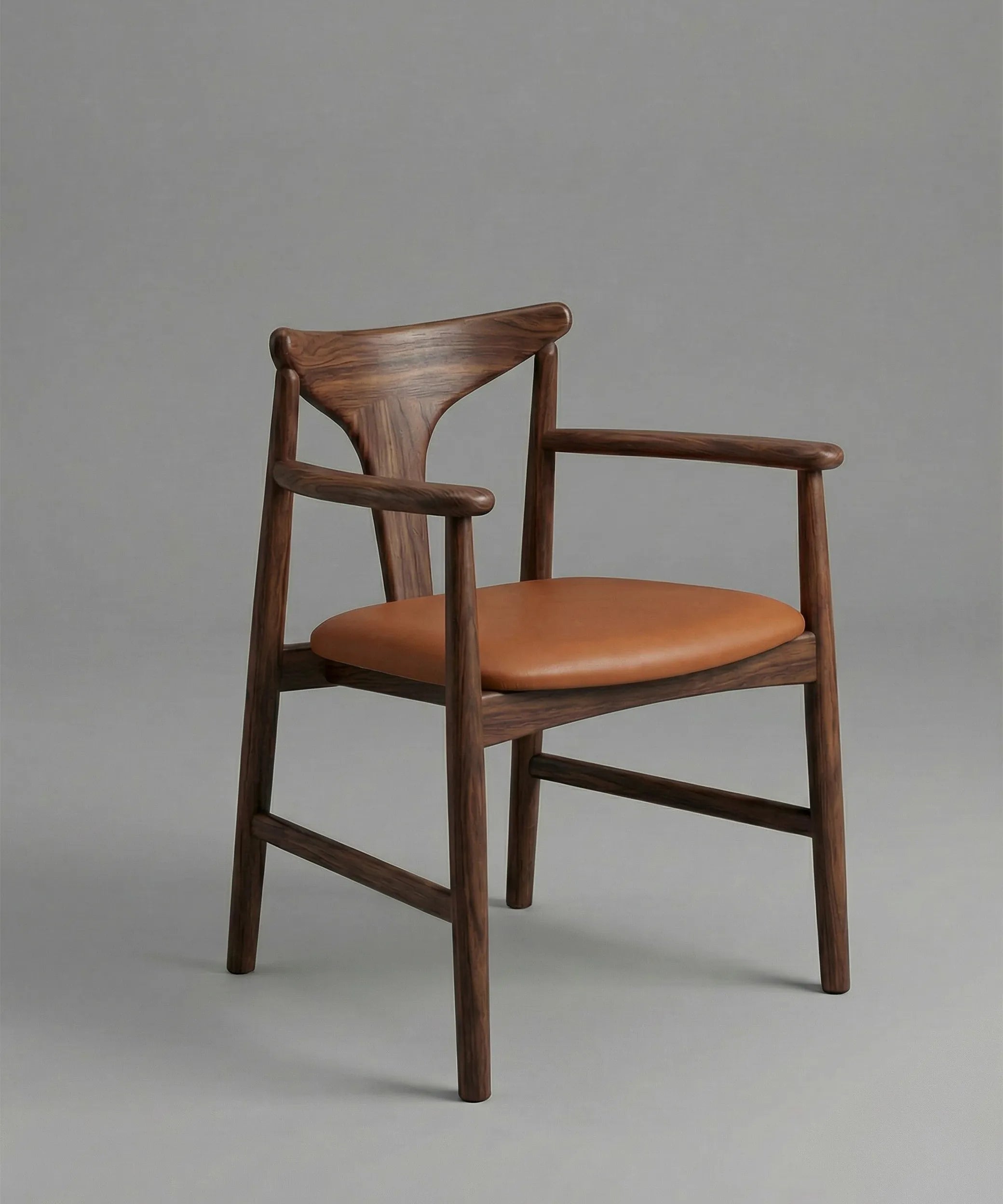 Silla Tajinaste de madera de fresno color café oscuro con asiento tapizado en tono cálido para comedor contemporáneo.