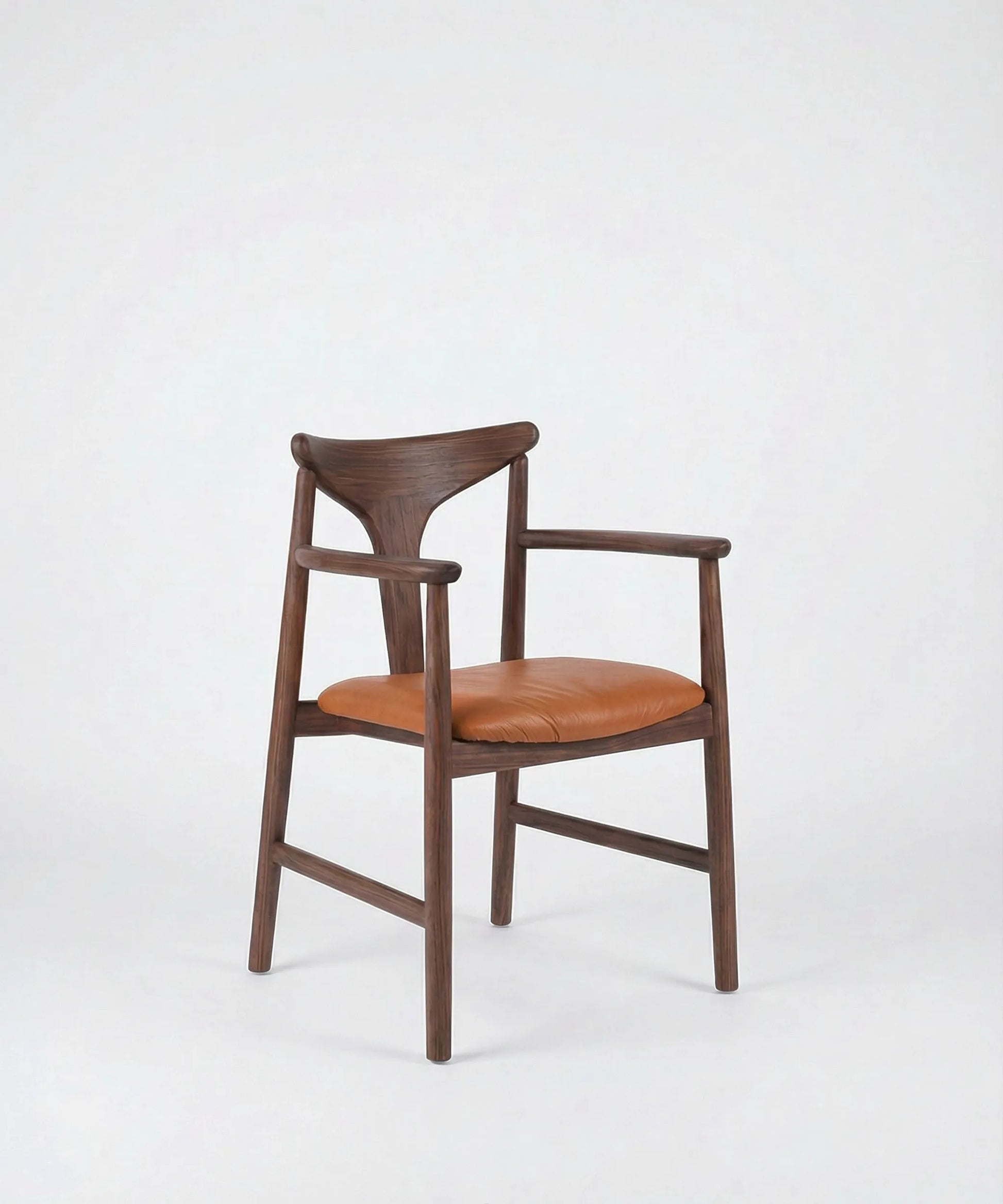 Silla Tajinaste en madera de fresno con acabado café oscuro y asiento acolchonado en tonos cálidos, diseño elegante y contemporáneo.
