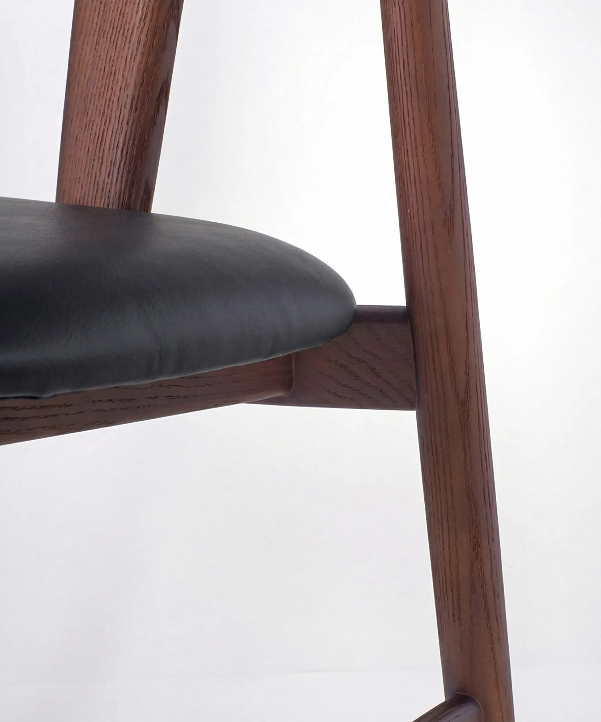 Silla Tajinaste en madera de fresno café oscuro con asiento tapizado, diseño elegante y contemporáneo para comedor moderno.