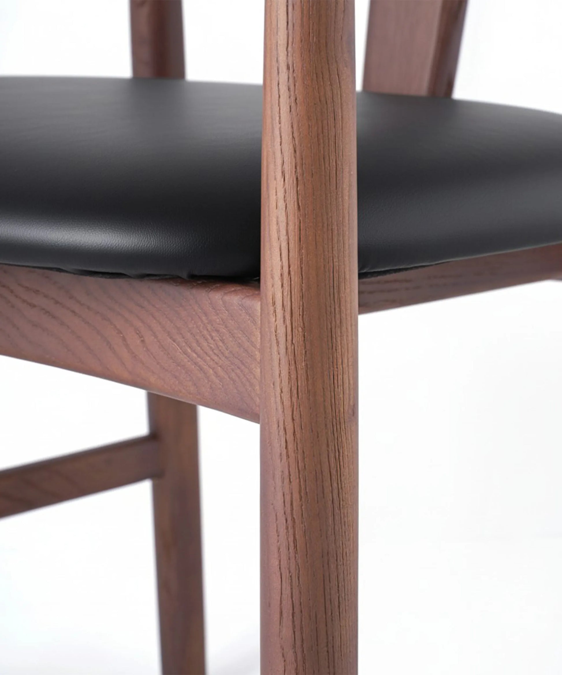 Silla Tajinaste de madera de fresno café oscuro con asiento tapizado en negro, diseño elegante y contemporáneo.