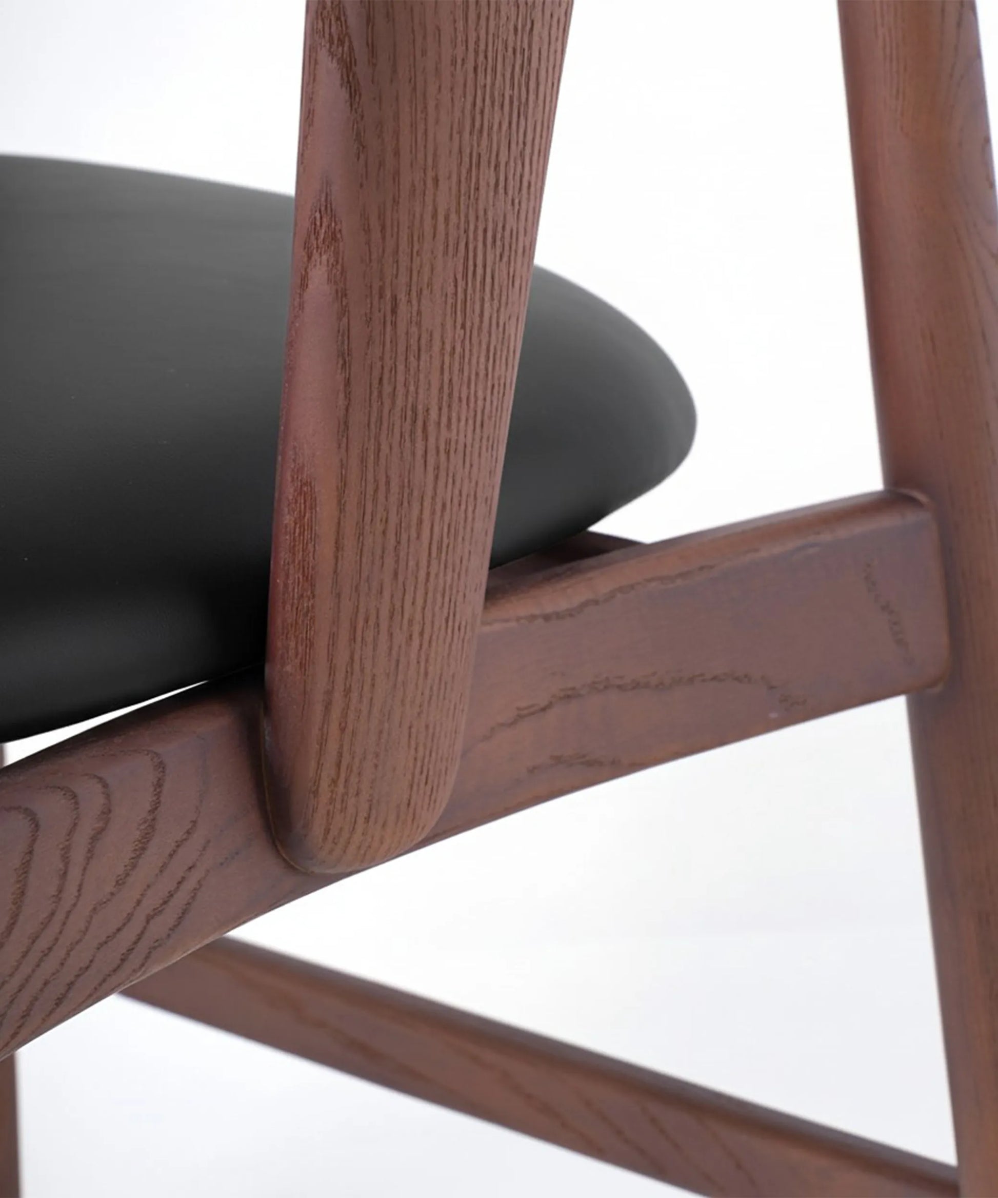 Silla Tajinaste en madera de fresno café oscuro con asiento tapizado negro, diseño elegante y contemporáneo.