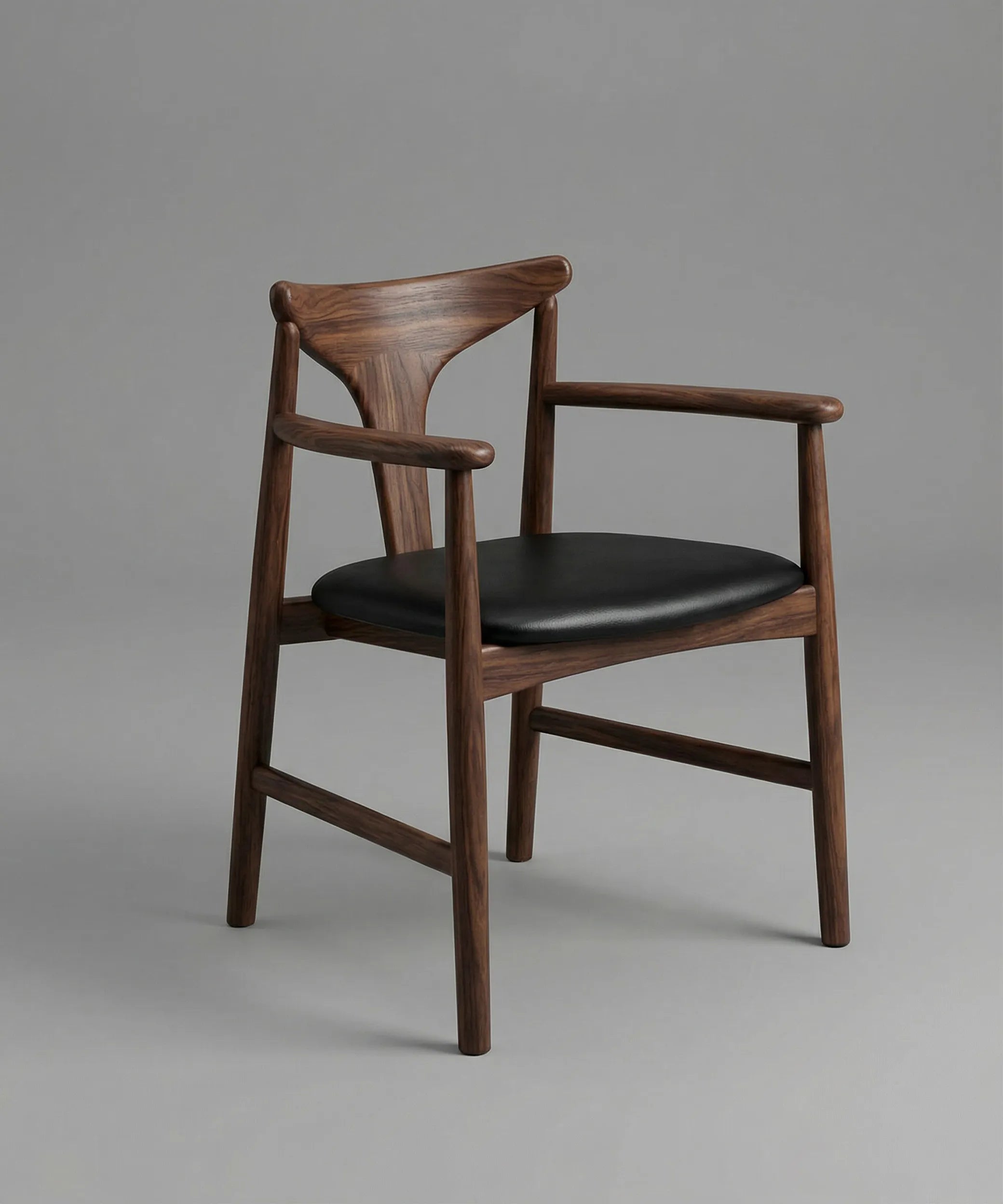 Silla Tajinaste en madera de fresno café oscuro con asiento tapizado negro, diseño elegante para comedor contemporáneo.