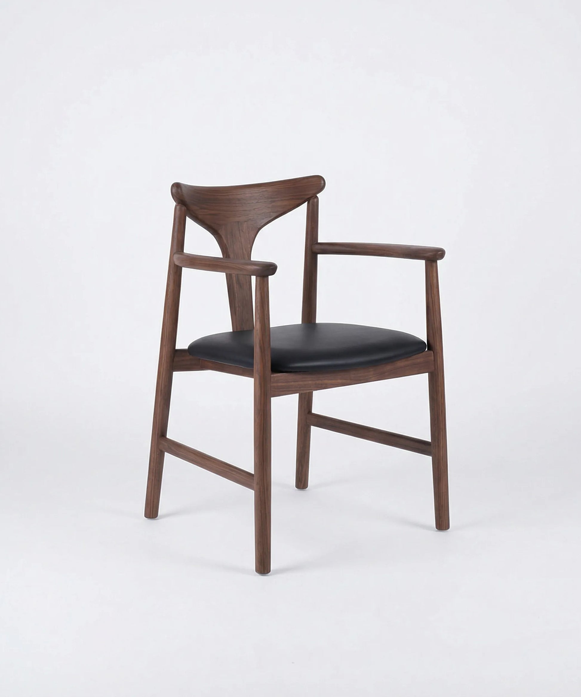 Silla Tajinaste en madera de fresno café oscuro con asiento negro, diseño elegante ideal para comedor contemporáneo.